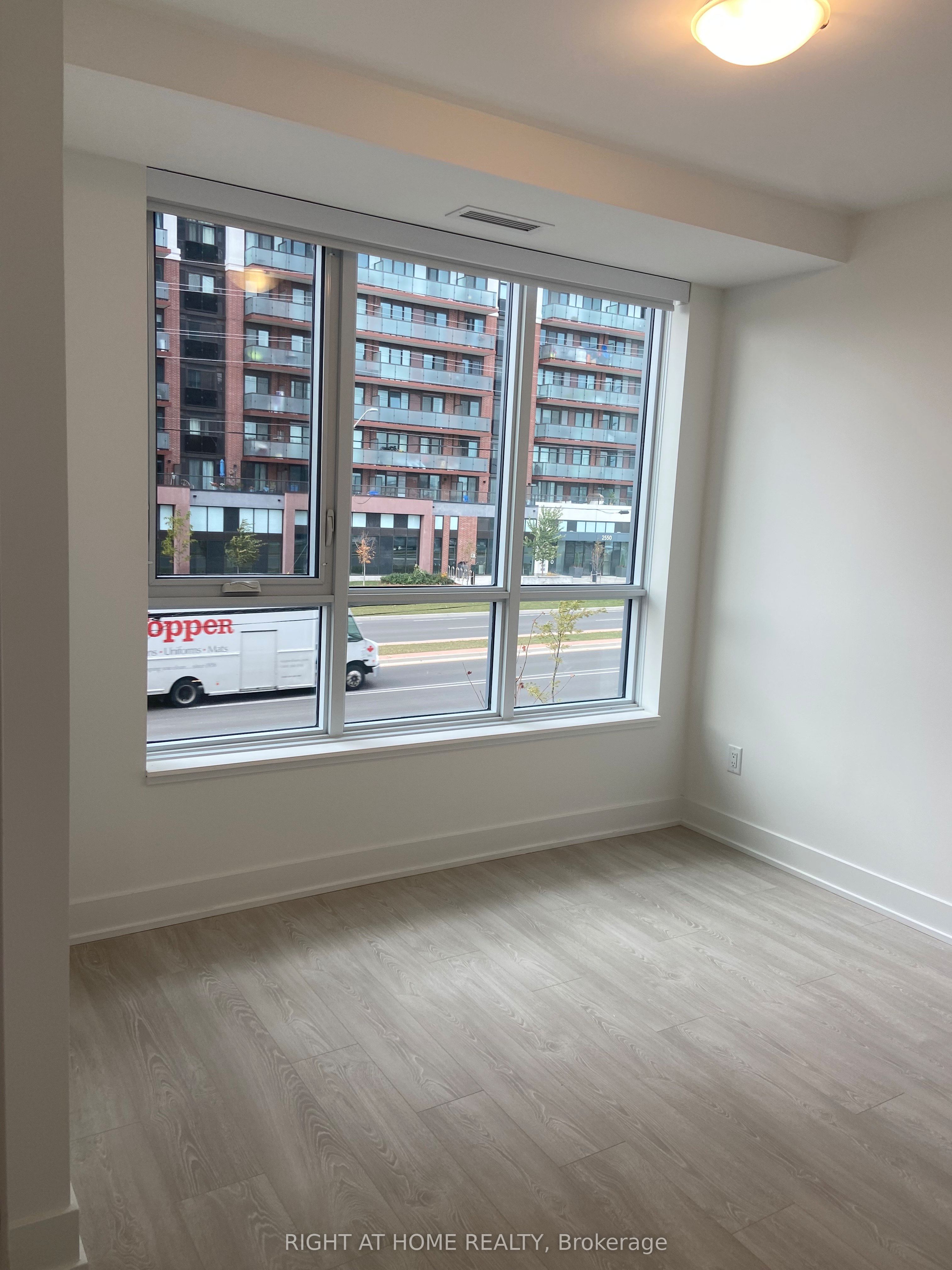 214 - 2545 Simcoe Street N Property Photo 9