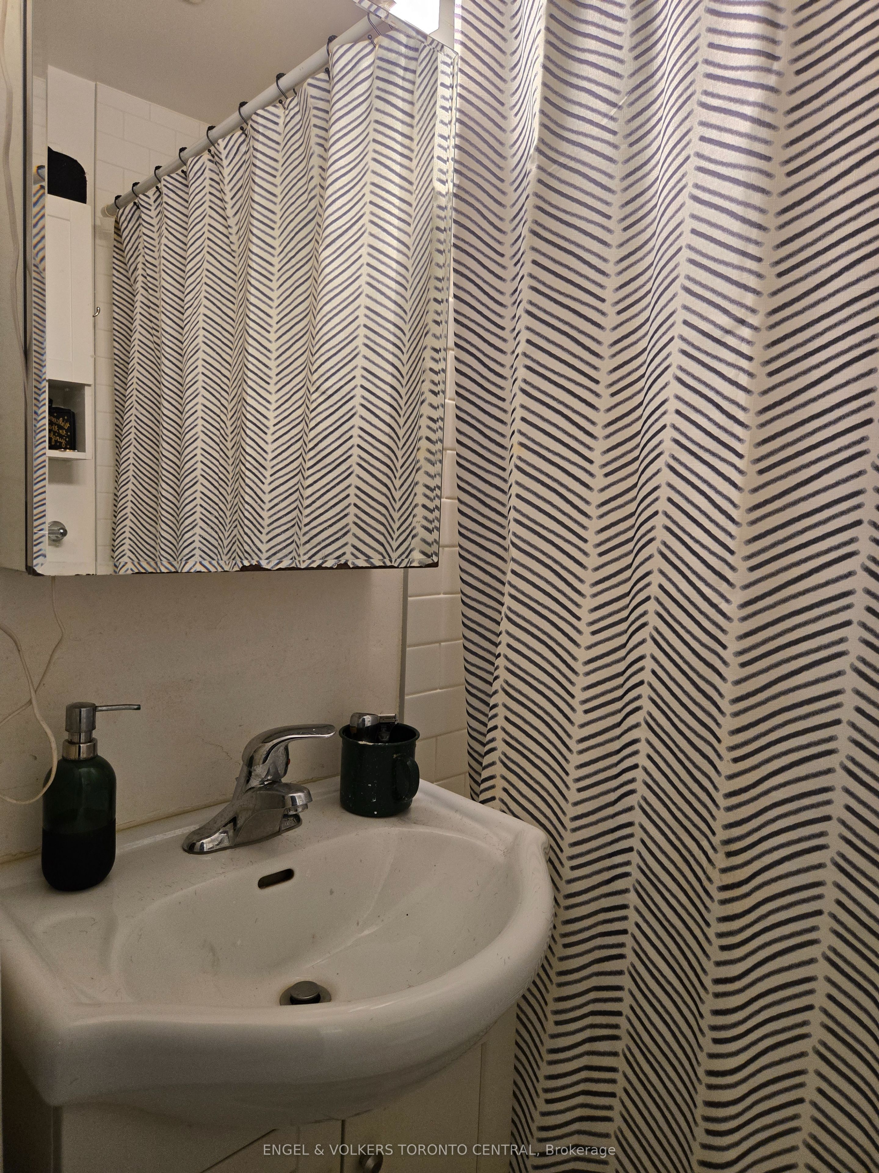 #main - 132 De Grassi Street Property Photo 8