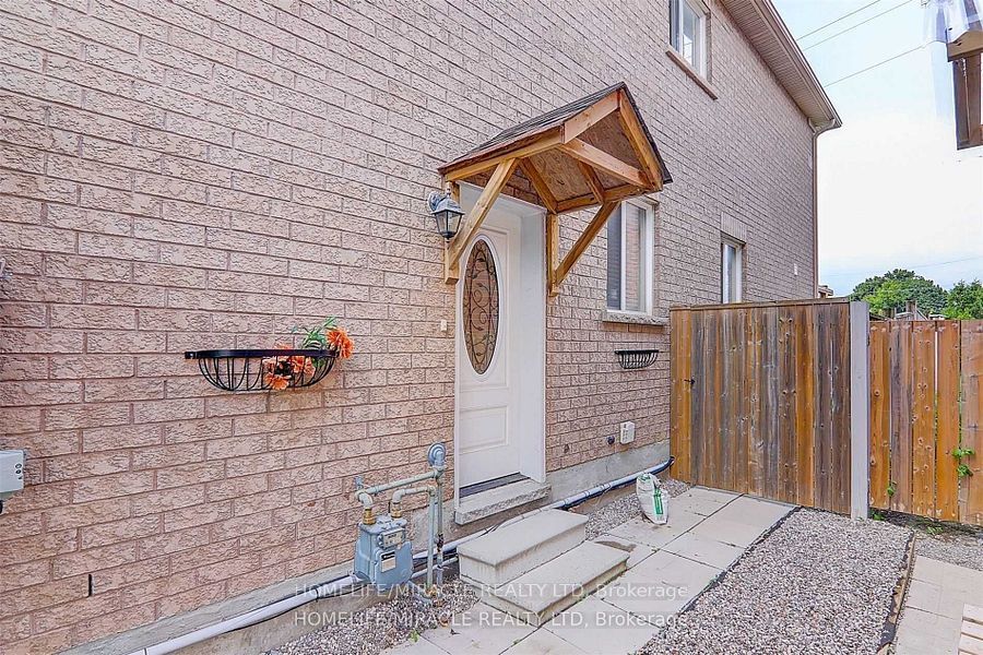 28 Oceanpearl Crescent Property Photo 2