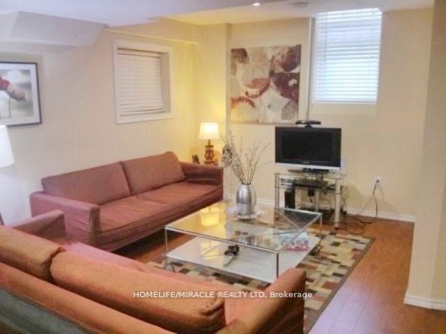 28 Oceanpearl Crescent Property Photo 5