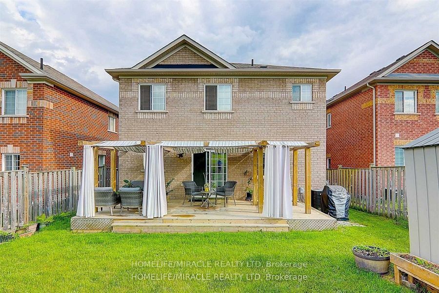 28 Oceanpearl Crescent Property Photo 6