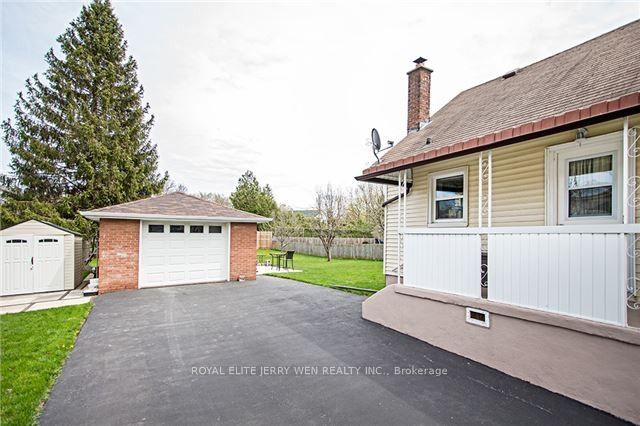 459 Wilson Road N Upper Property Photo 2