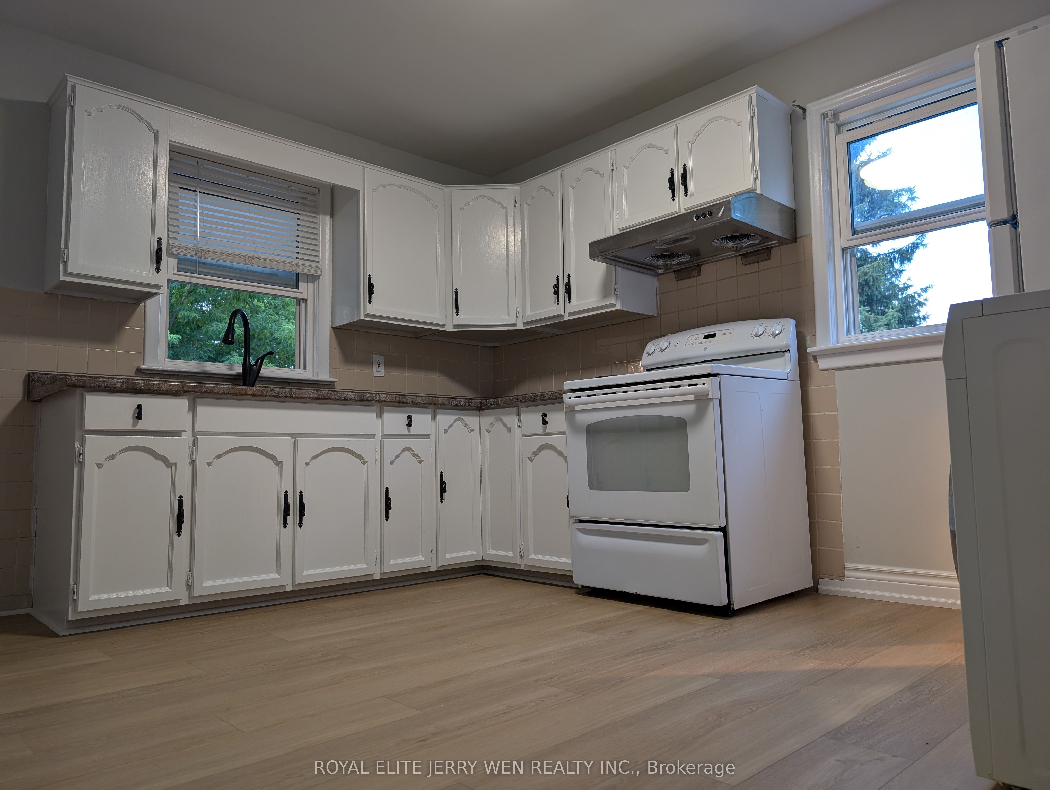 459 Wilson Road N Upper Property Photo 3