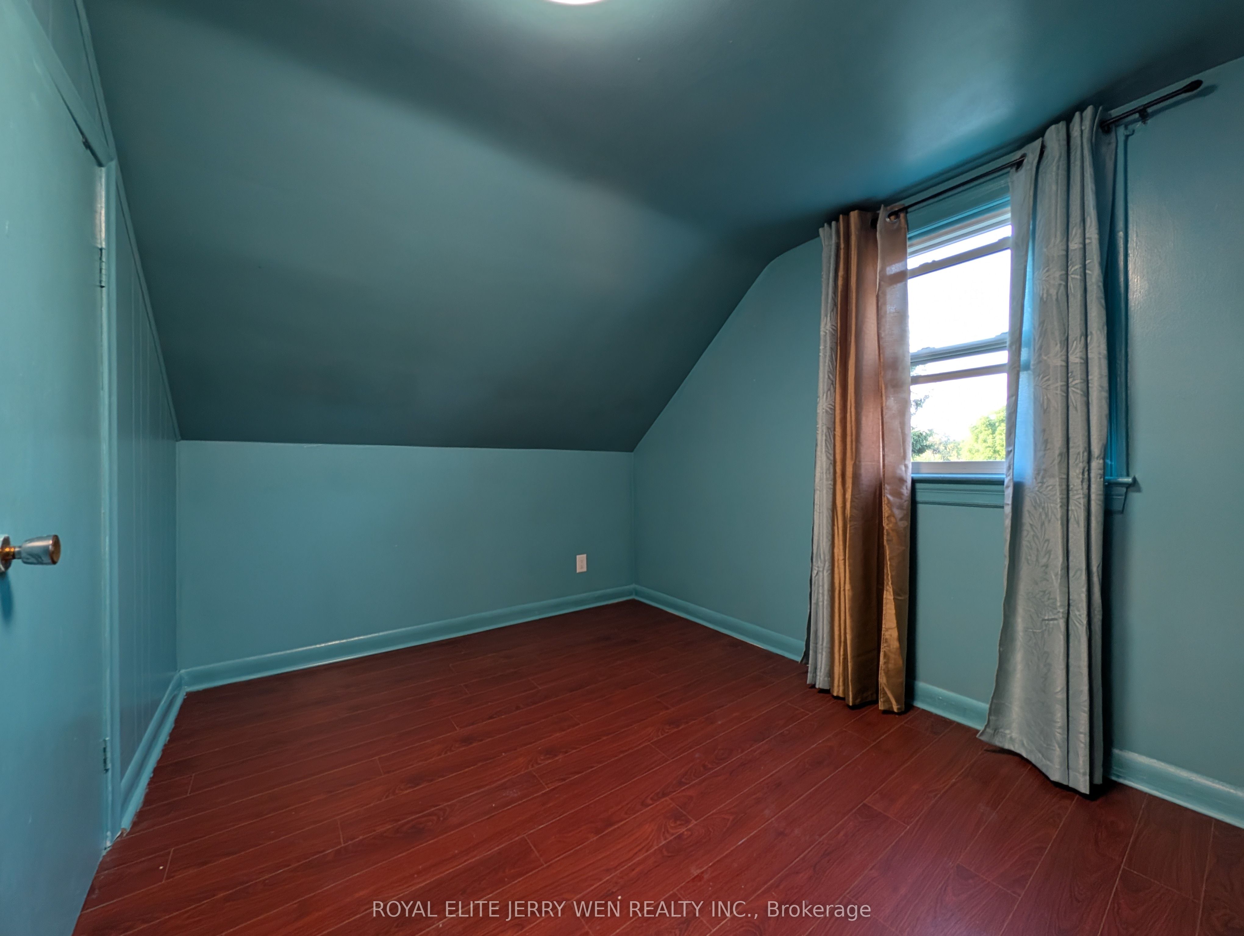 459 Wilson Road N Upper Property Photo 11