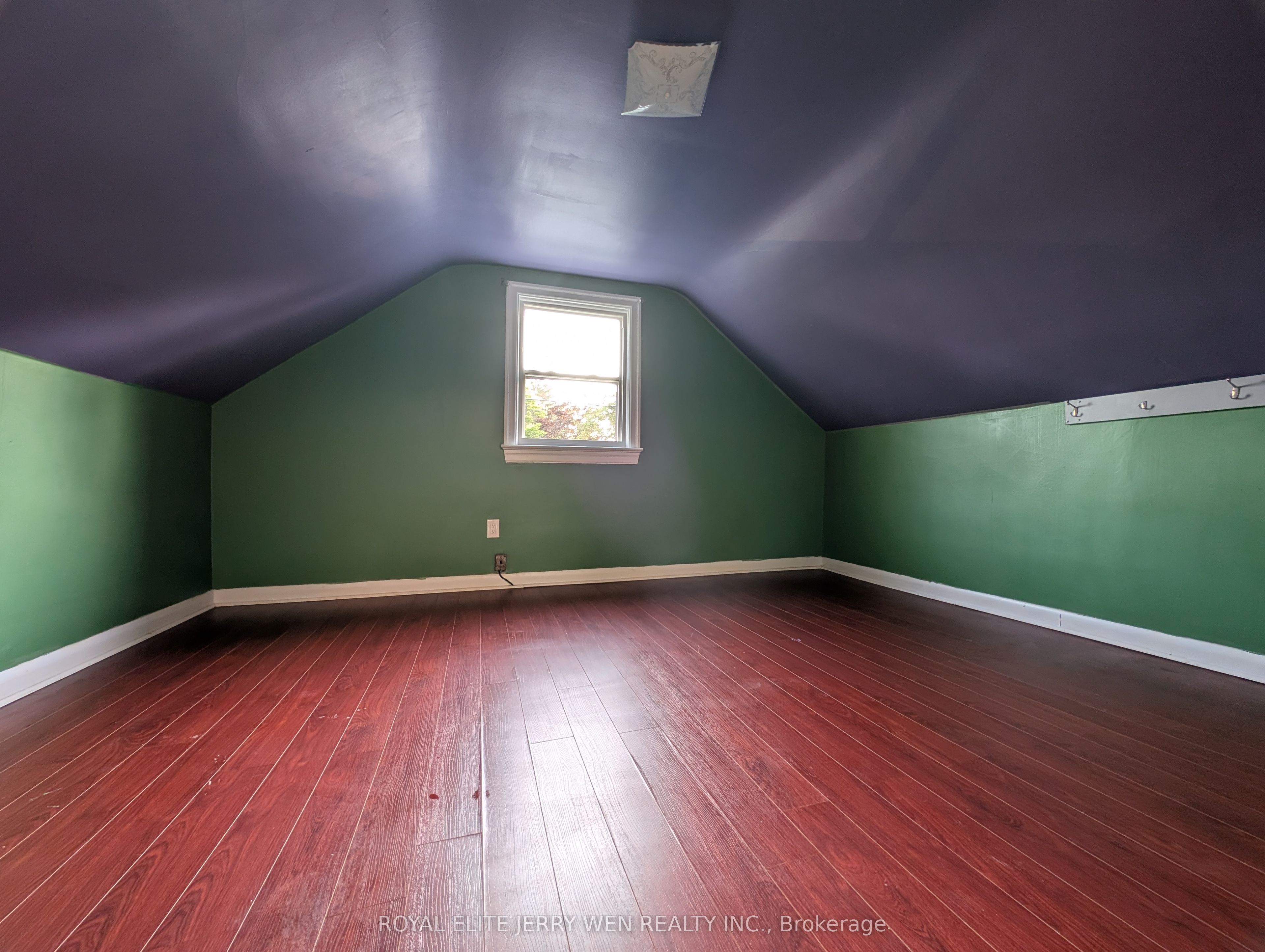 459 Wilson Road N Upper Property Photo 13
