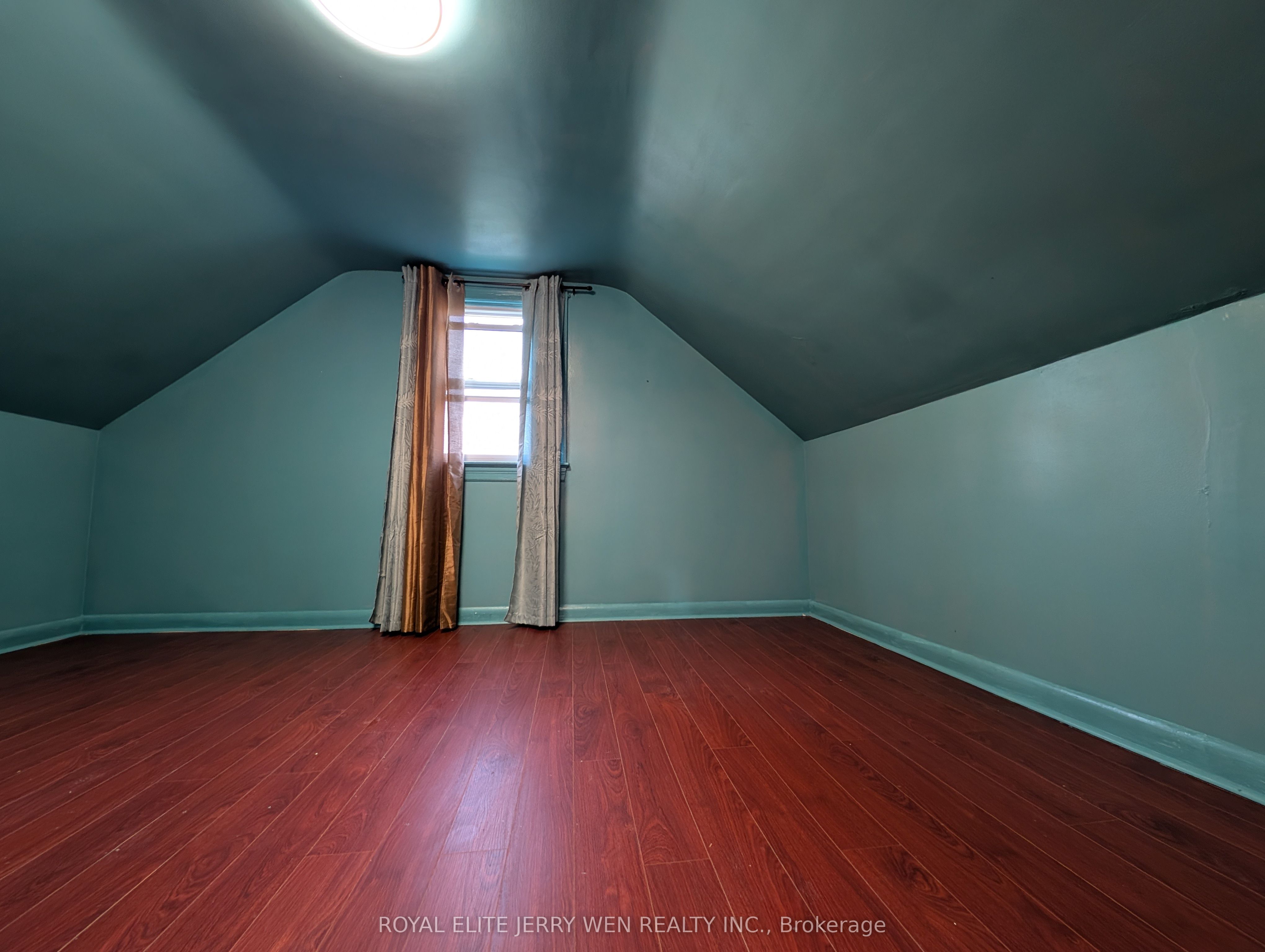 459 Wilson Road N Upper Property Photo 14