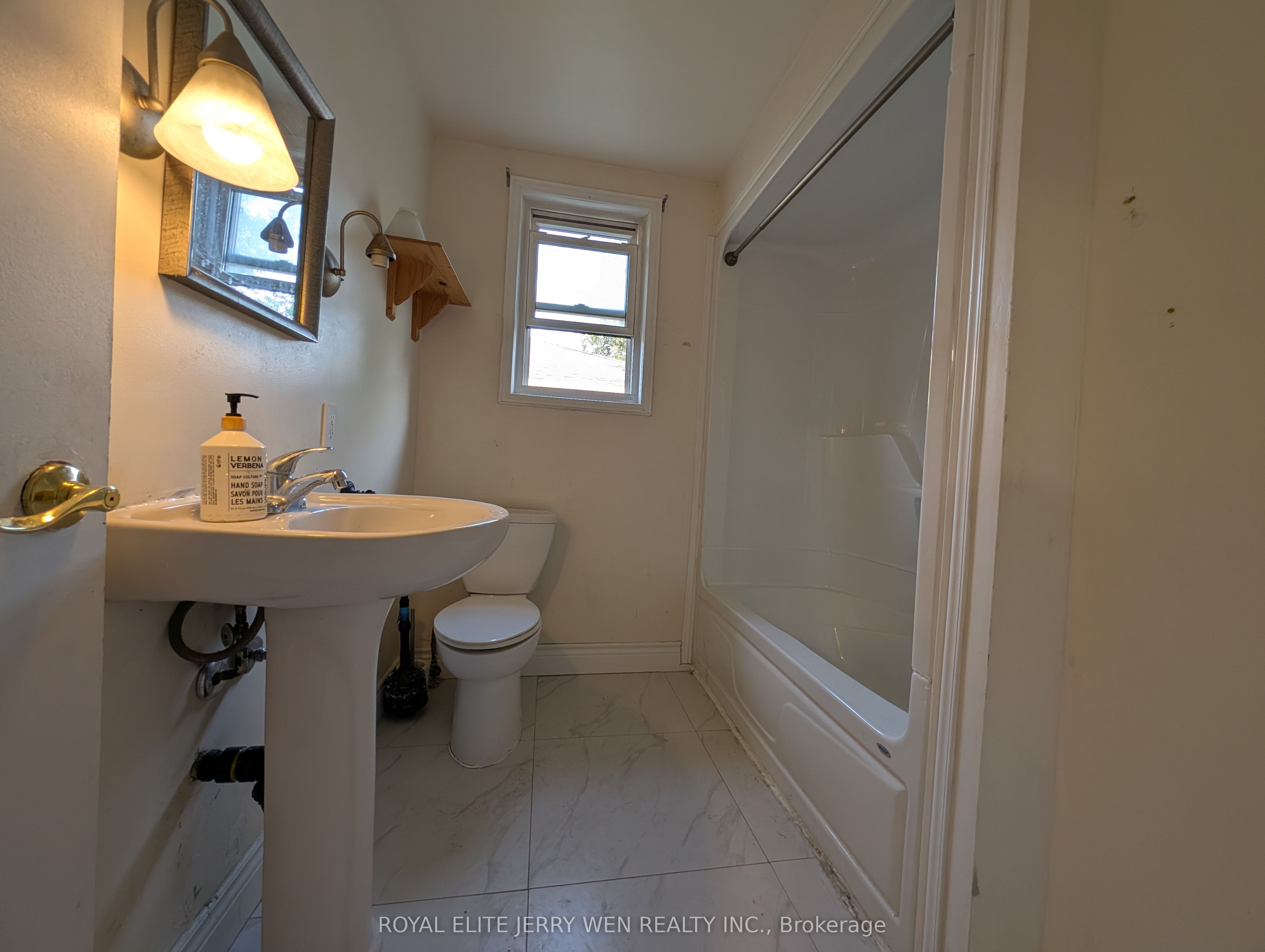 459 Wilson Road N Upper Property Photo 15