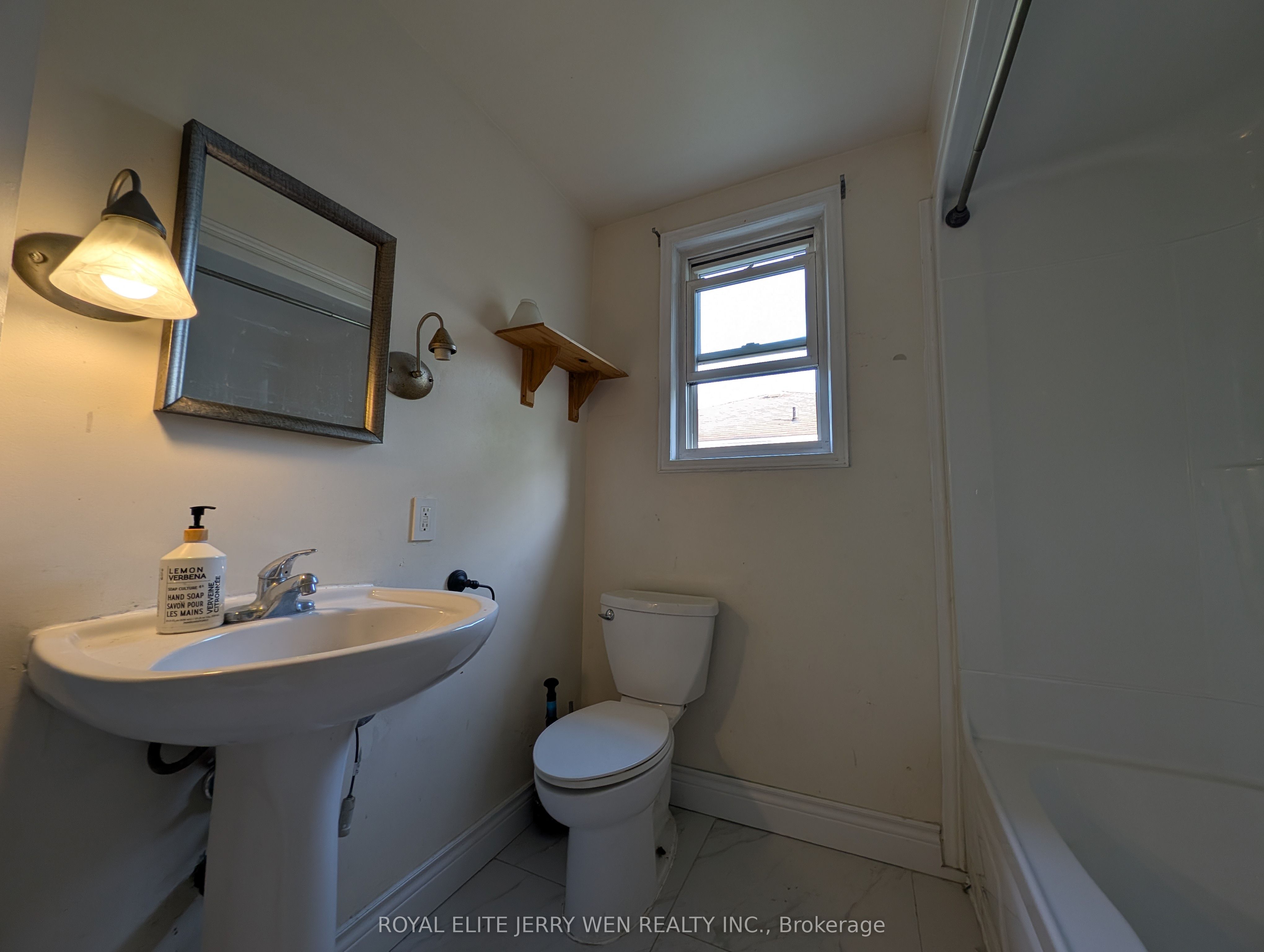 459 Wilson Road N Upper Property Photo 16