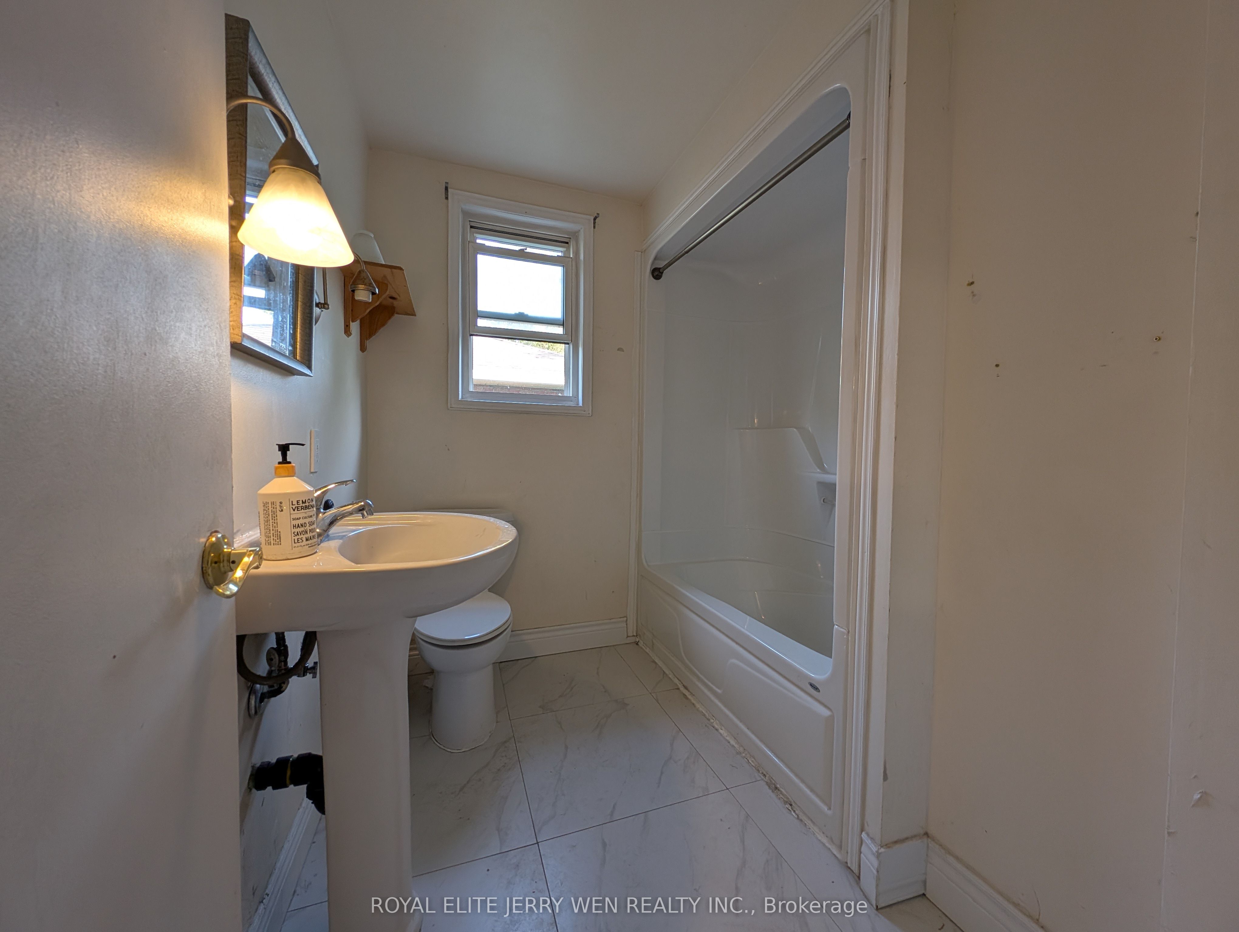 459 Wilson Road N Upper Property Photo 17