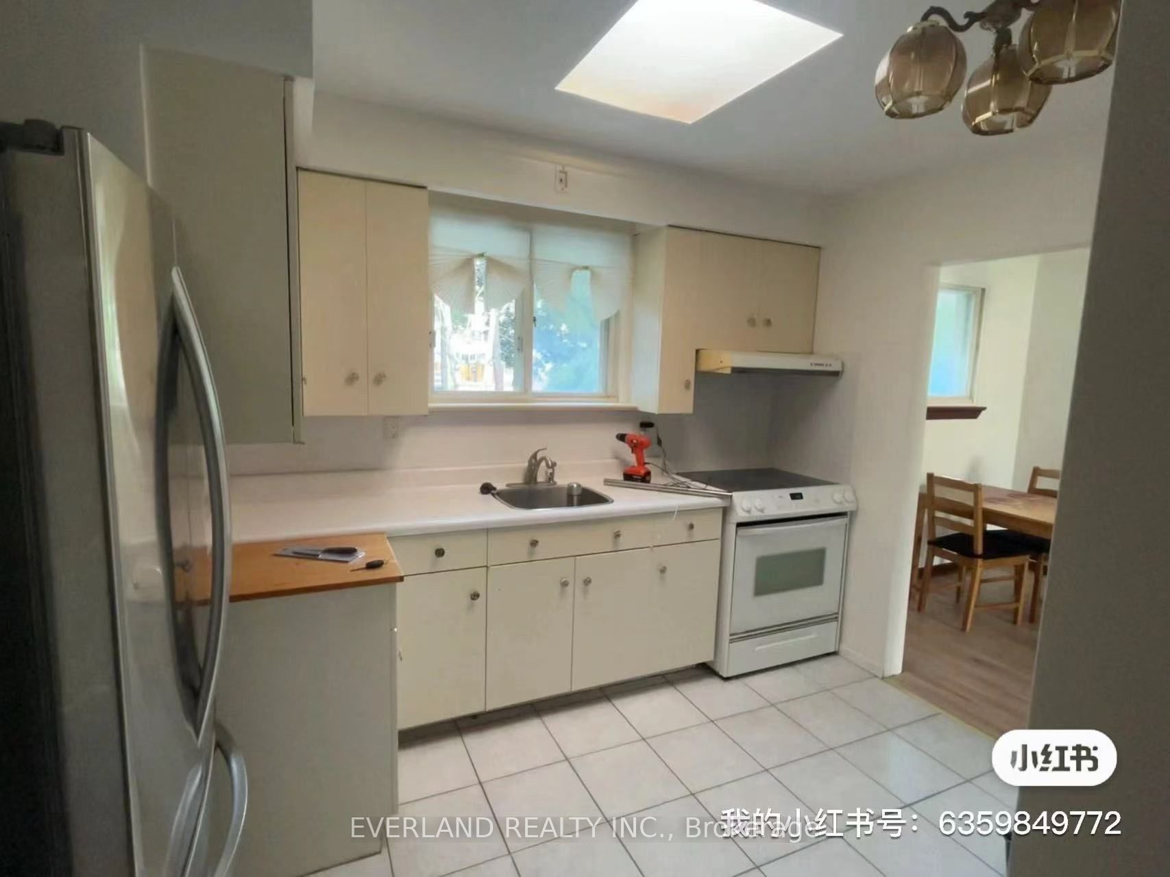 #upper - 52 Fairglen Avenue Property Photo 1
