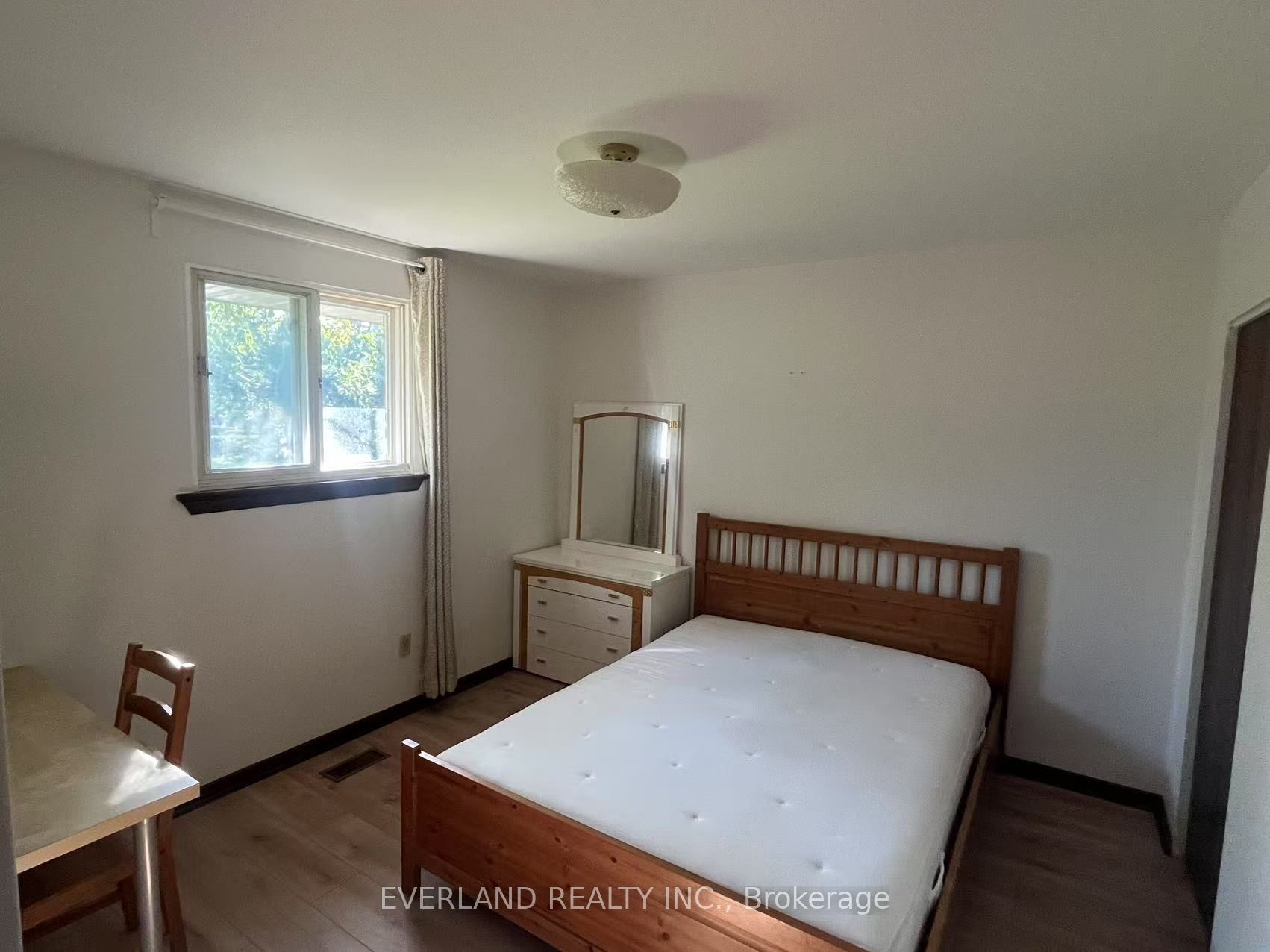#upper - 52 Fairglen Avenue Property Photo 3