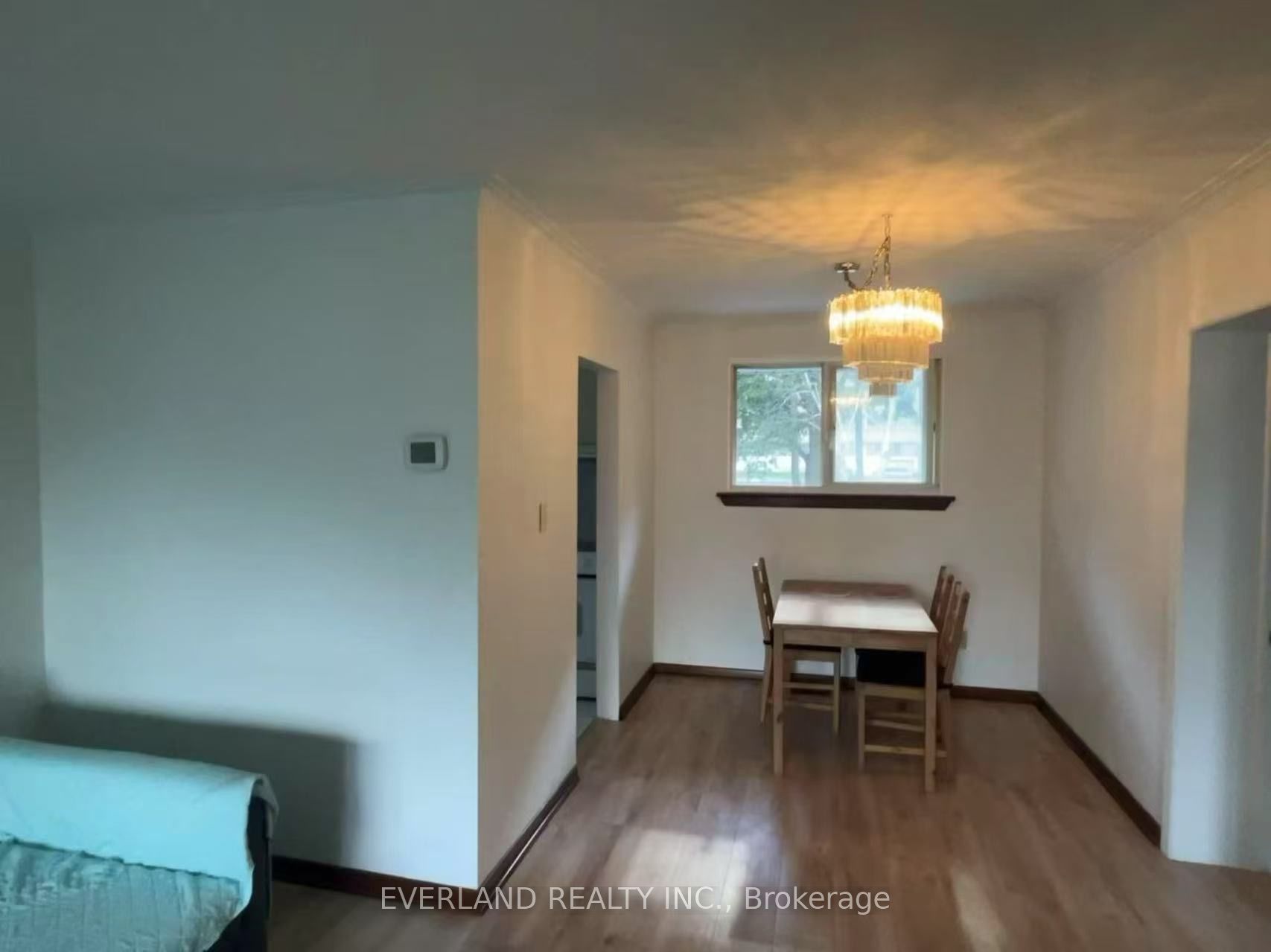 #upper - 52 Fairglen Avenue Property Photo 4