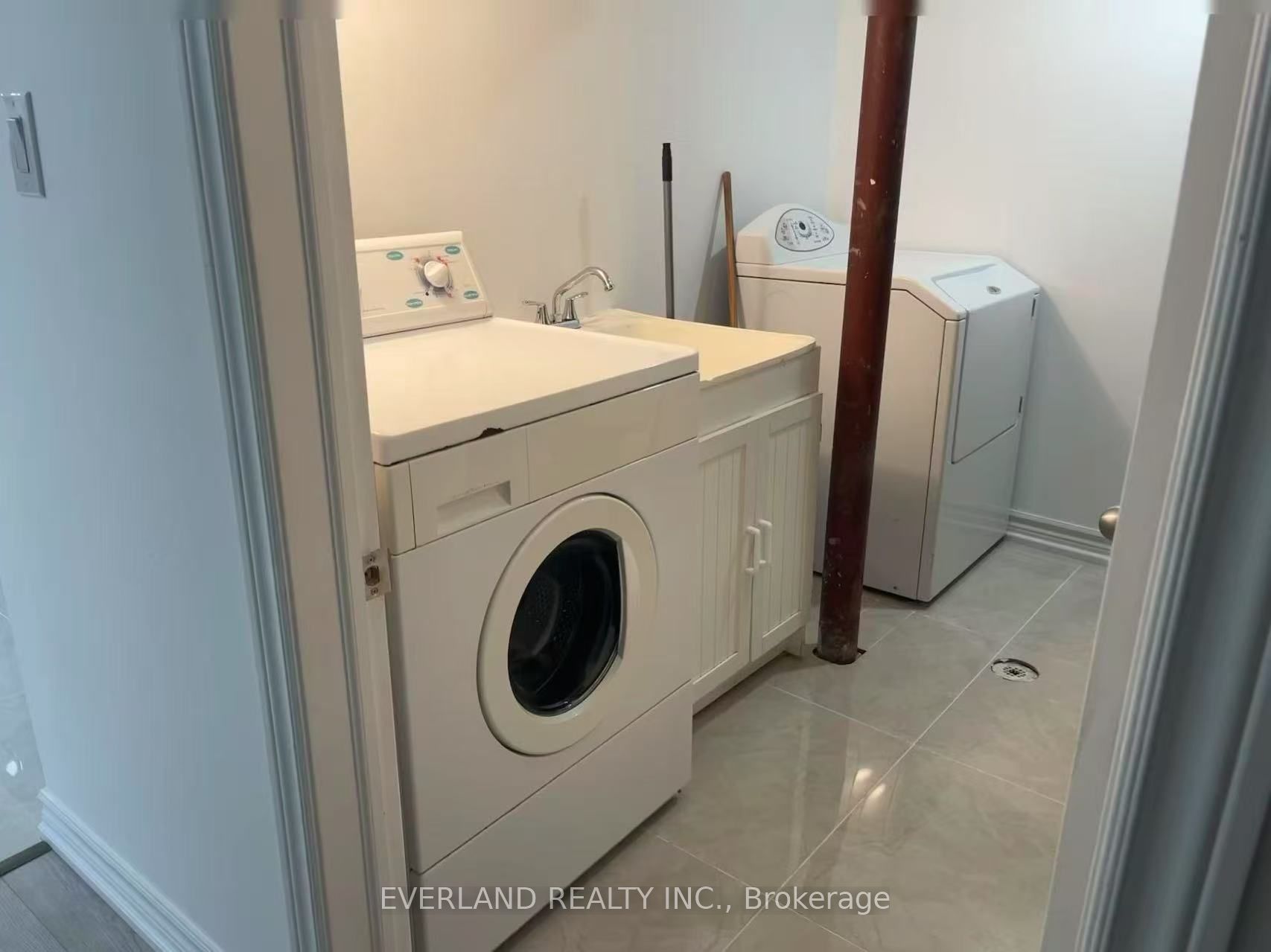 #upper - 52 Fairglen Avenue Property Photo 5