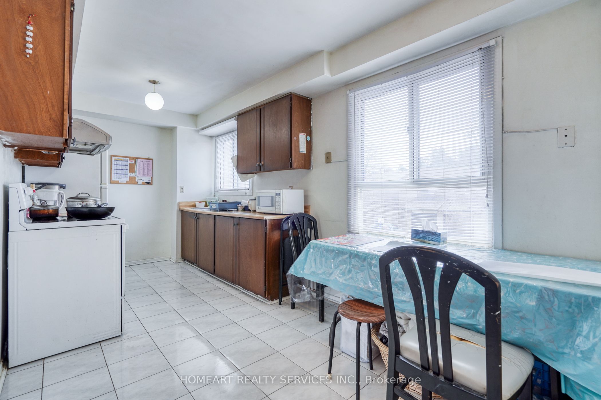#63 - 1131 Sandhurst Circle Property Photo 5