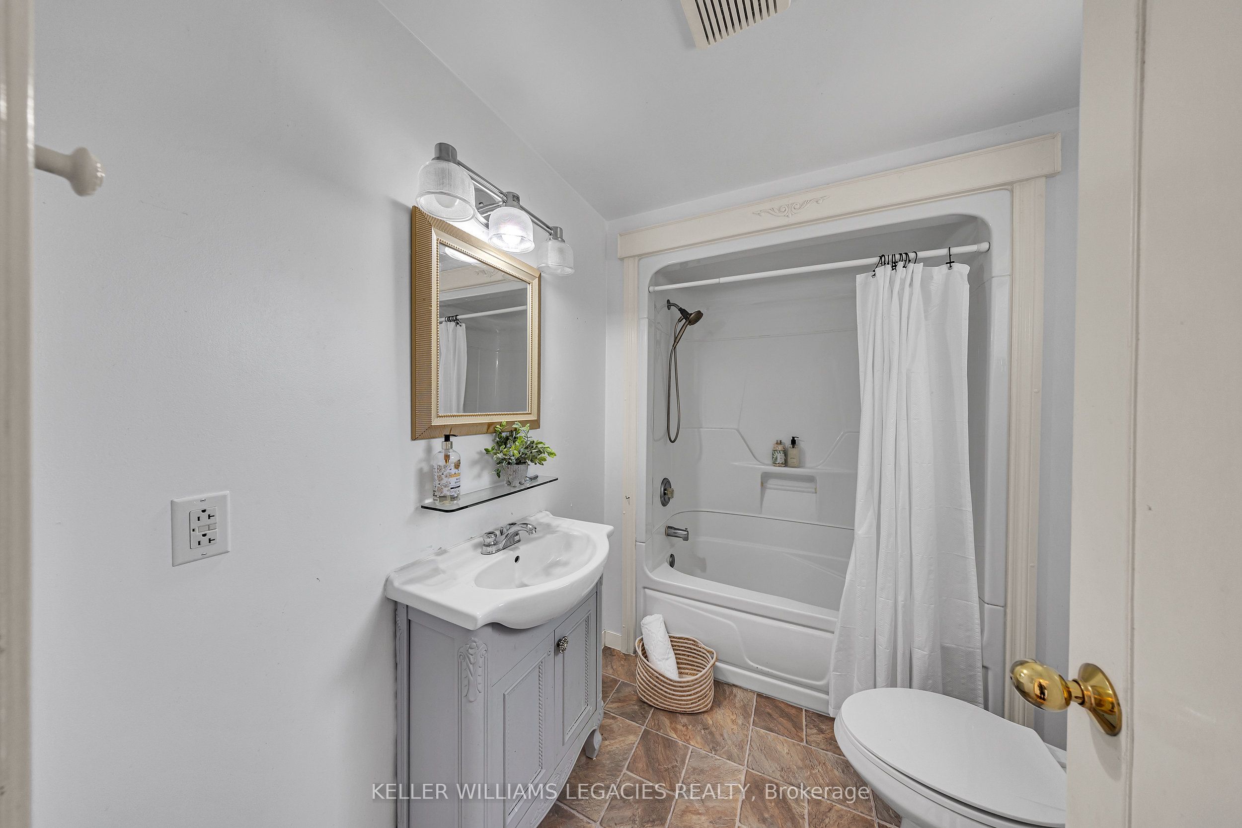 9070 Ashburn Road Property Photo 18