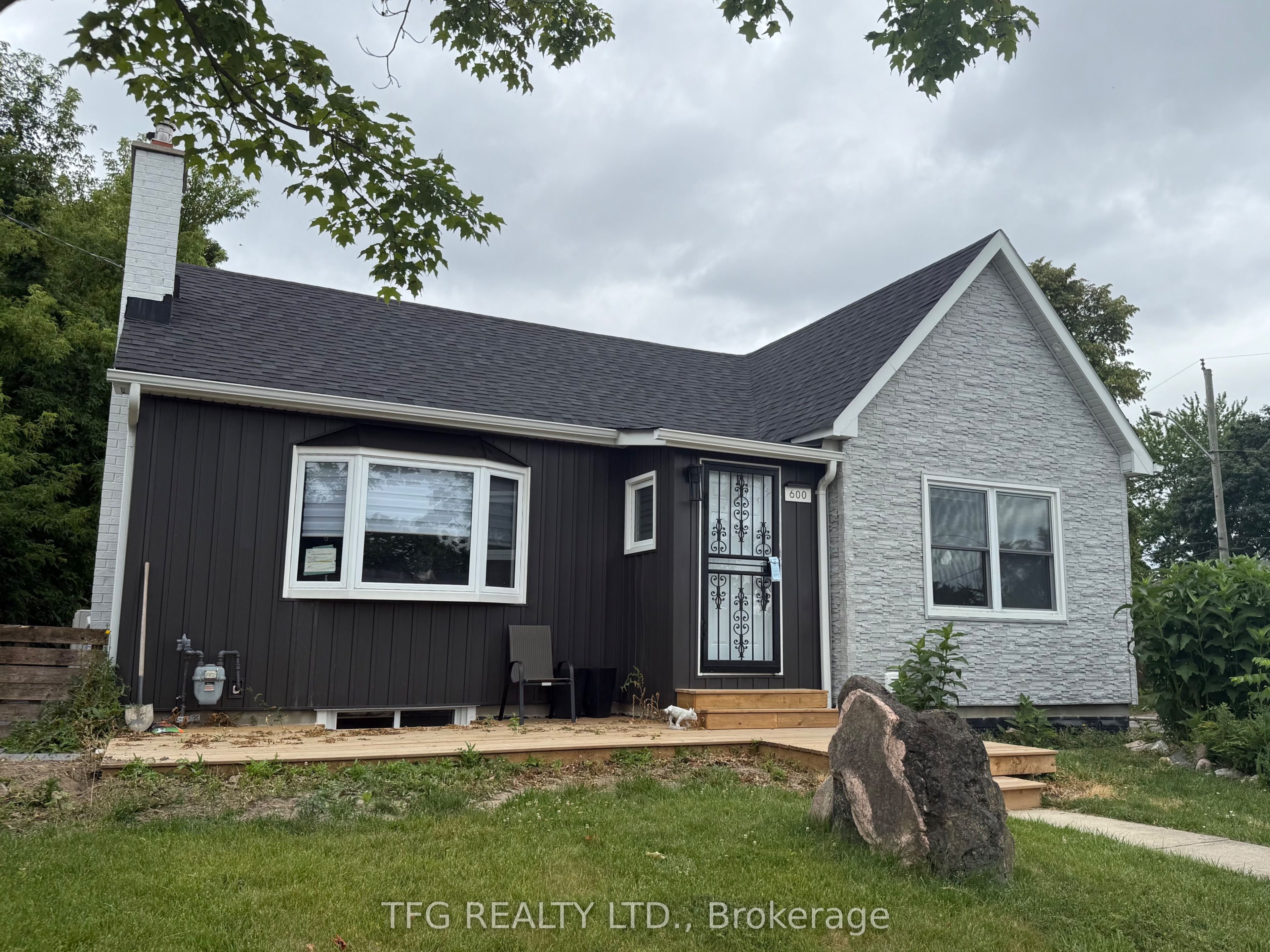 600 Athol Street Bsmt Property Photo 1