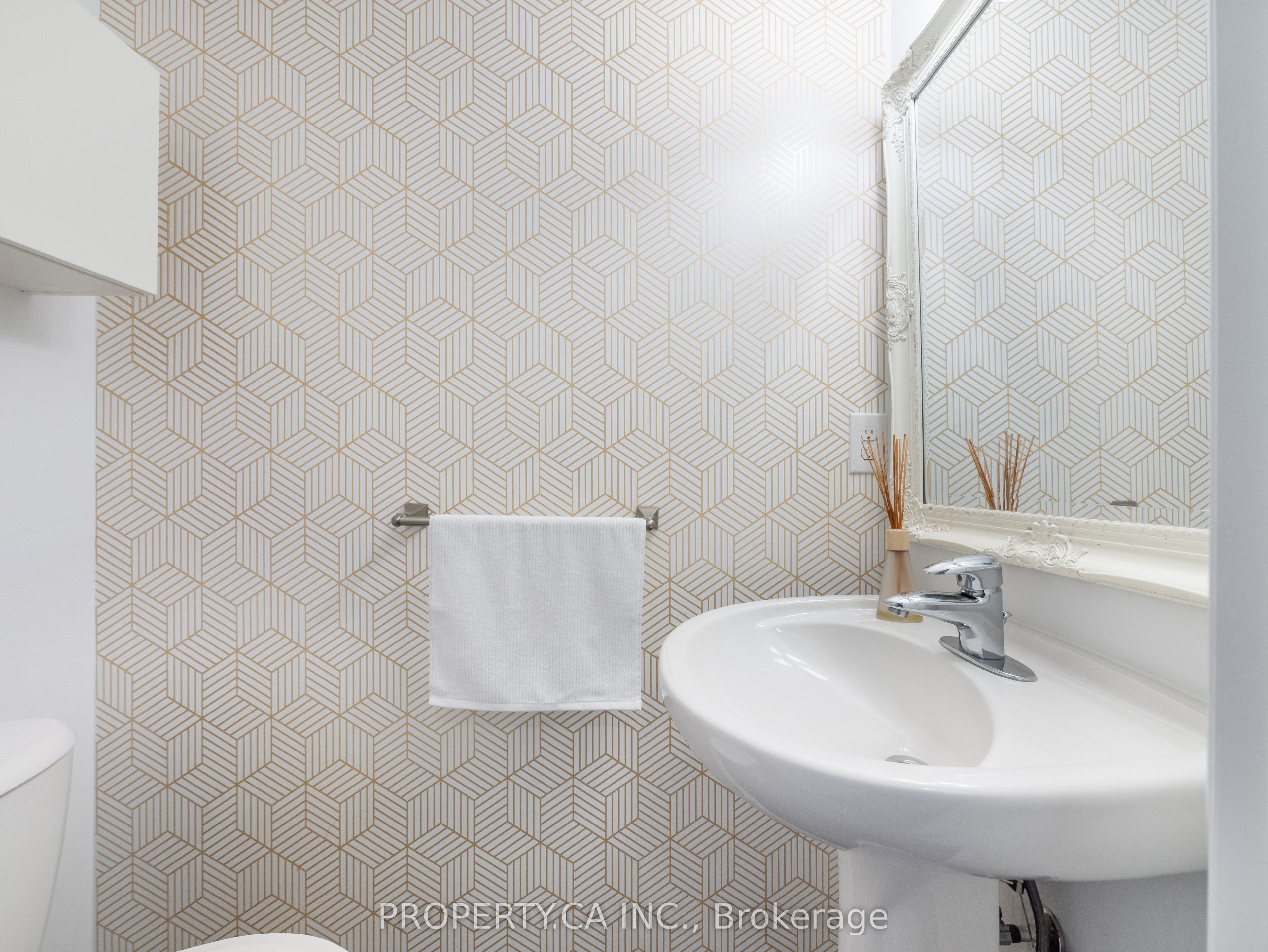 819 Dundas Street E 4 Property Photo 16