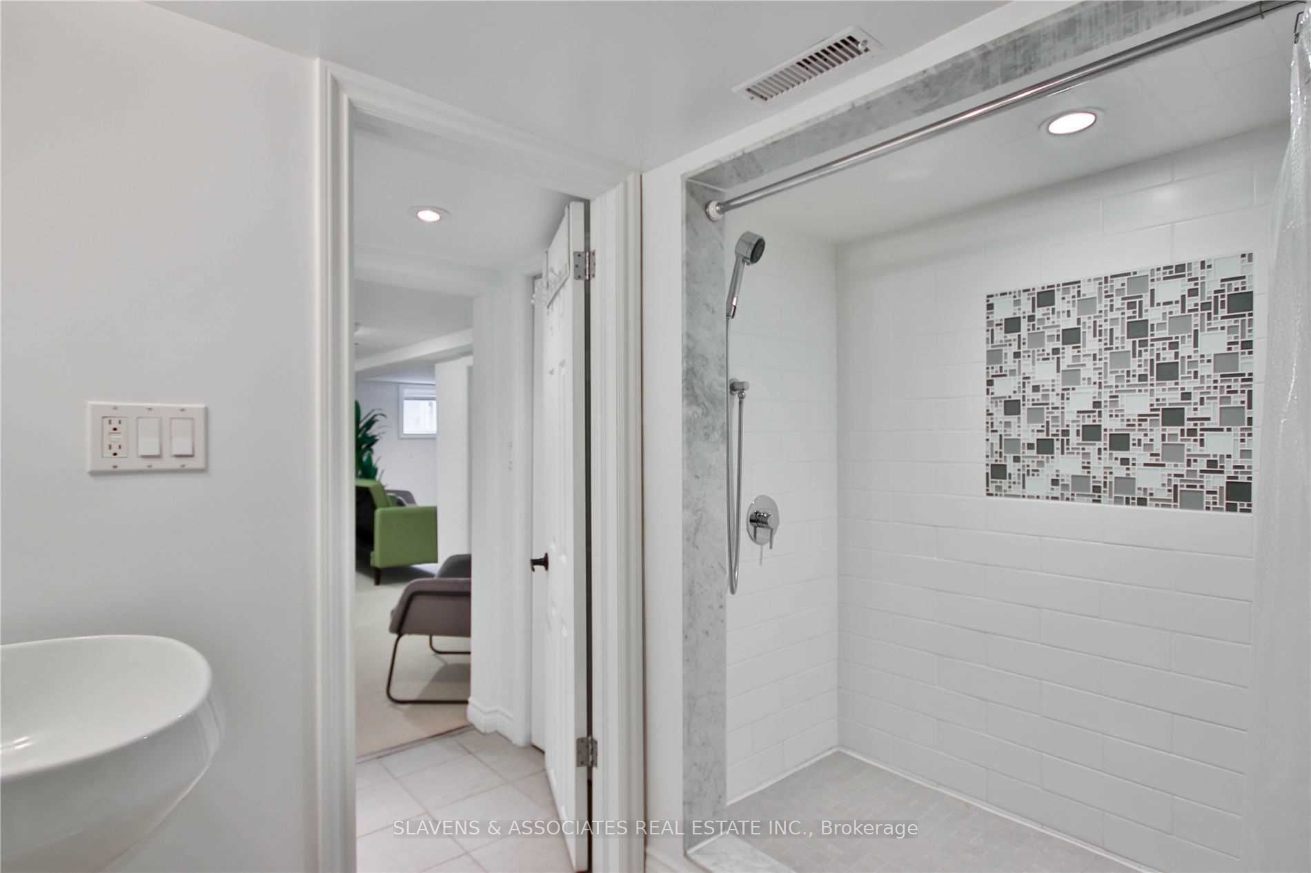 21 Dearbourne Avenue Property Photo 27