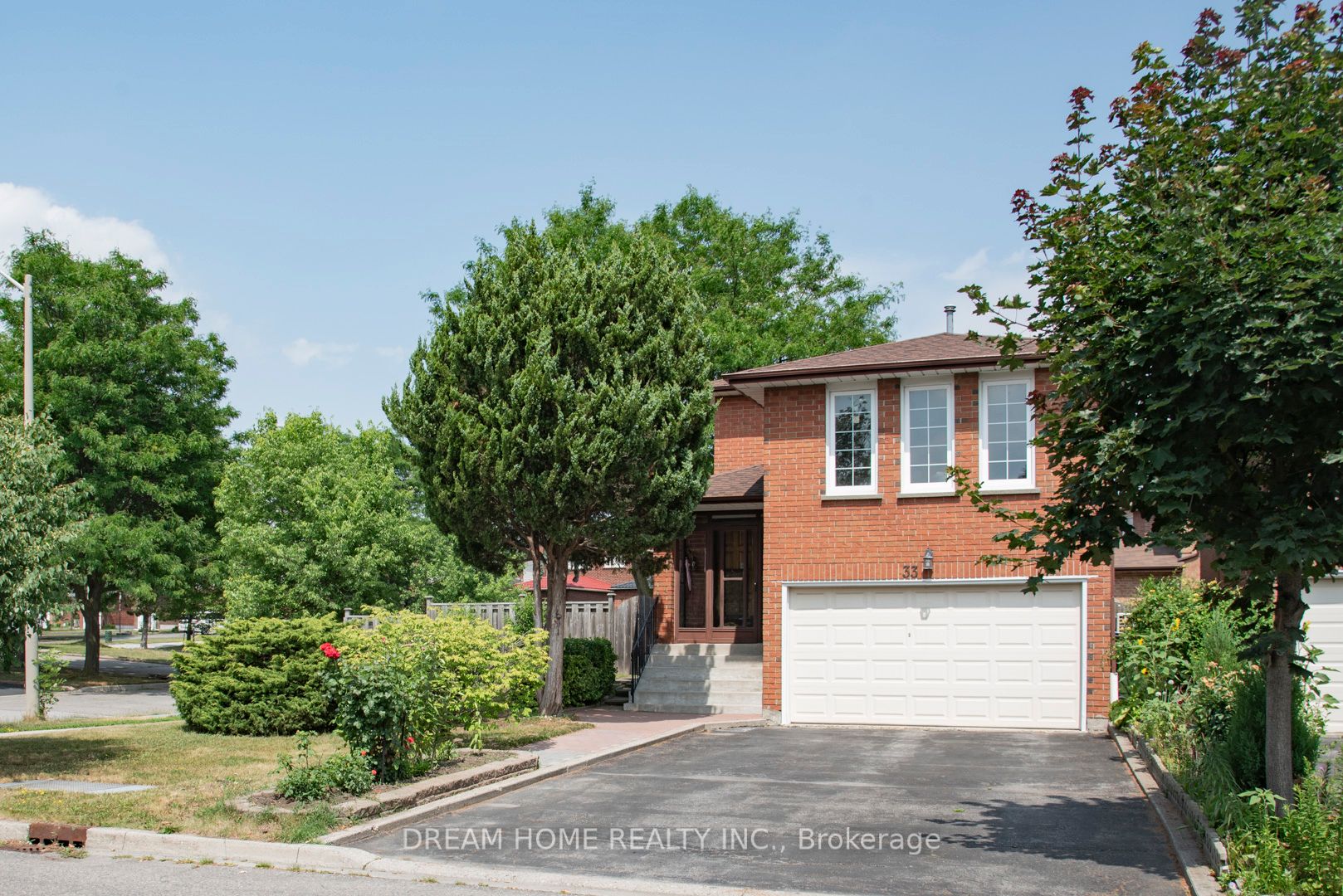 33 Lansbury Drive Property Photo 1