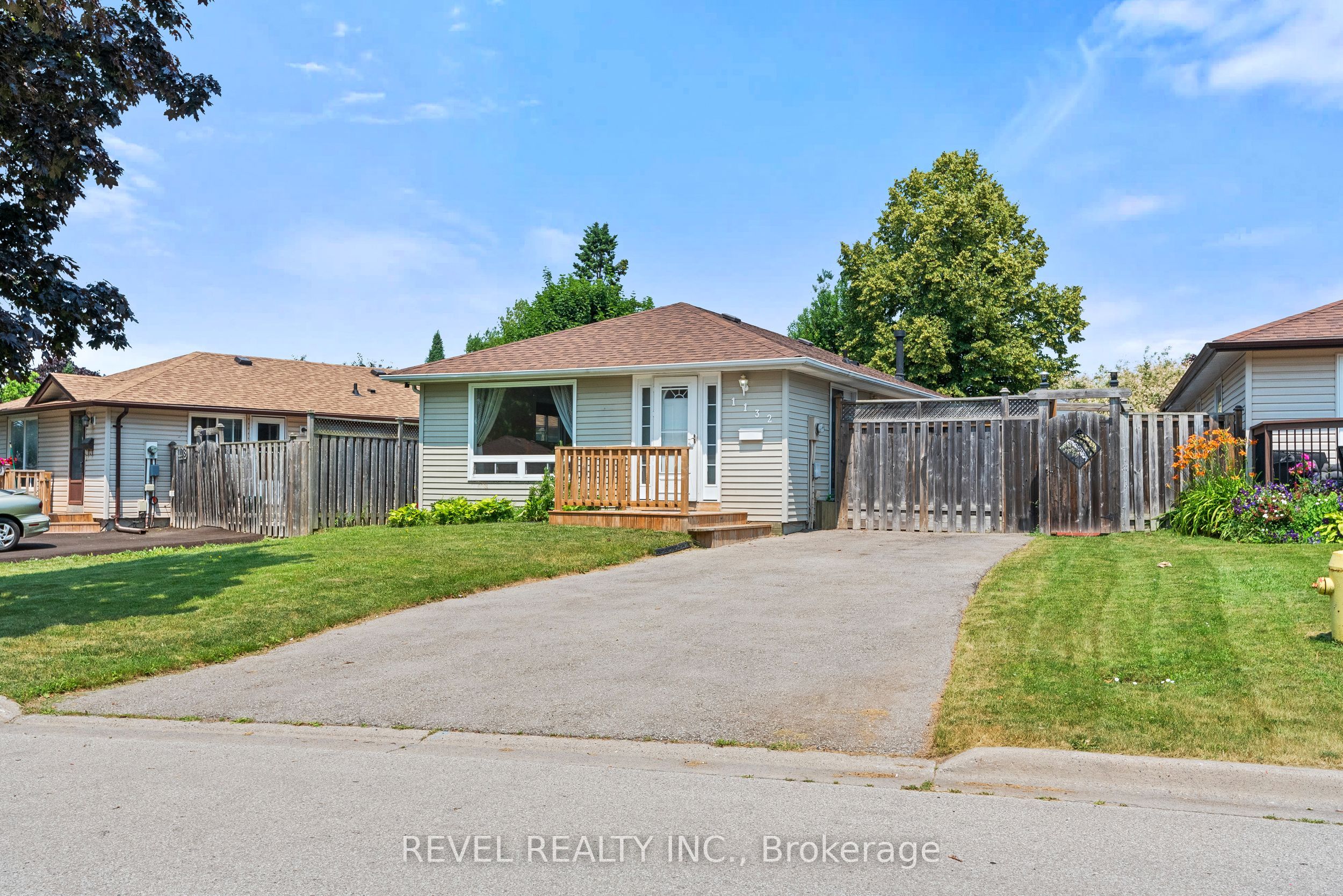 1132 Norman Cres Property Photo 1