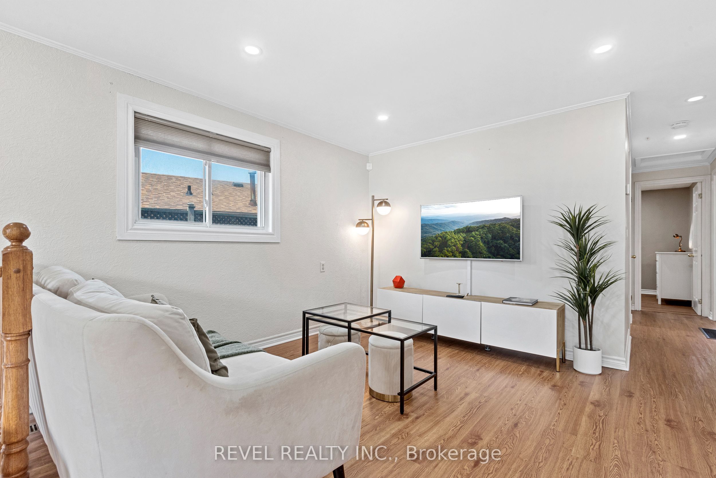 1132 Norman Crescent Property Photo 3
