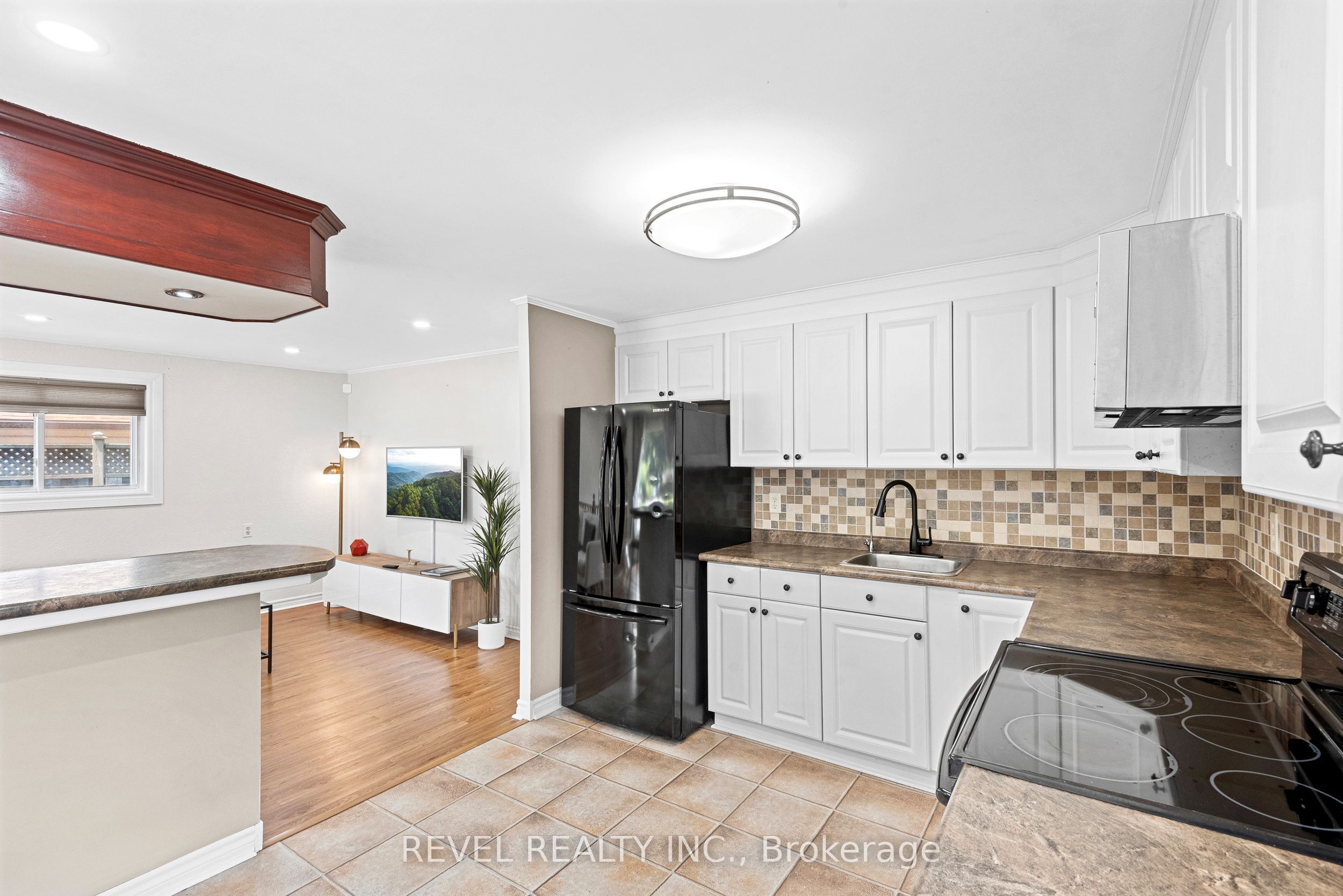 1132 Norman Crescent Property Photo 7
