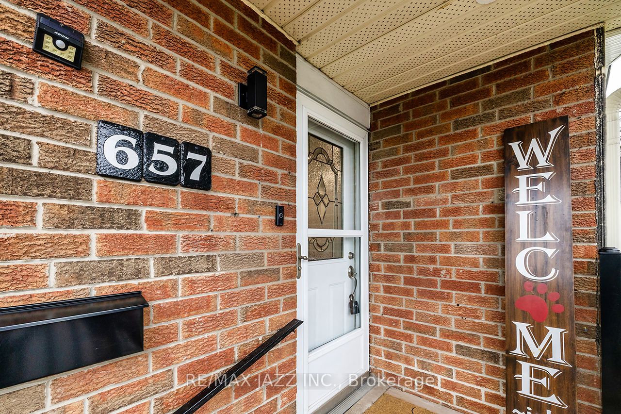 657 Dorchester Drive Property Photo 4