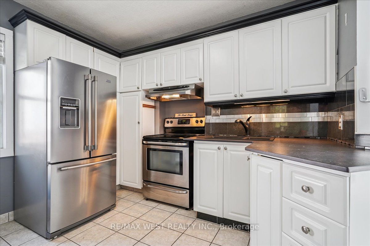 301 Oshawa Boulevard S Property Photo 4
