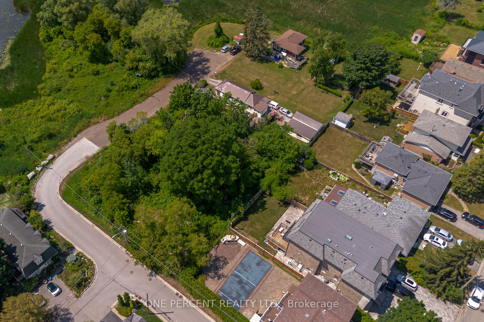 805 St. Martins Drive Property Photo 9