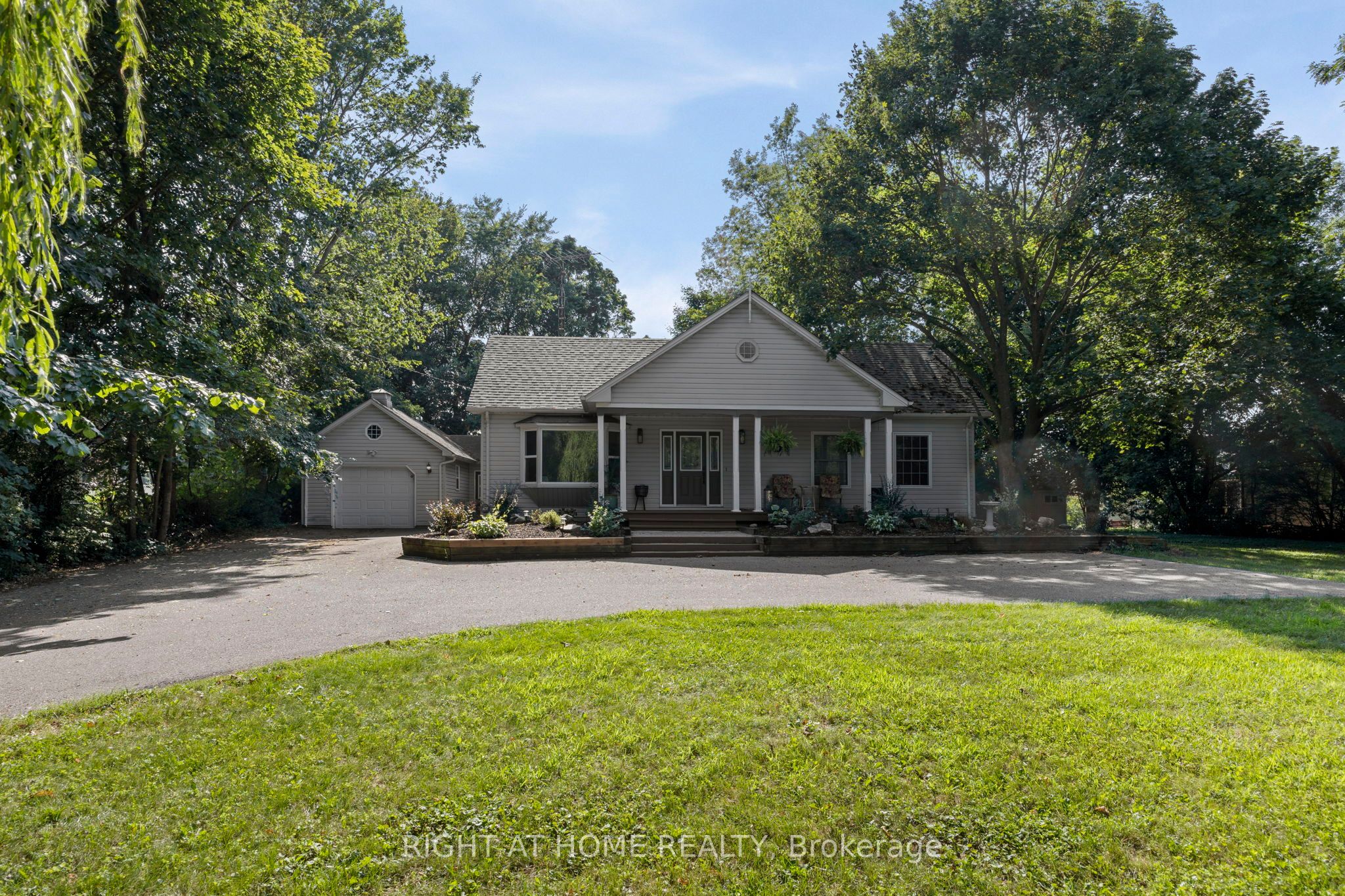 1086 Somerville Street W Property Photo 1