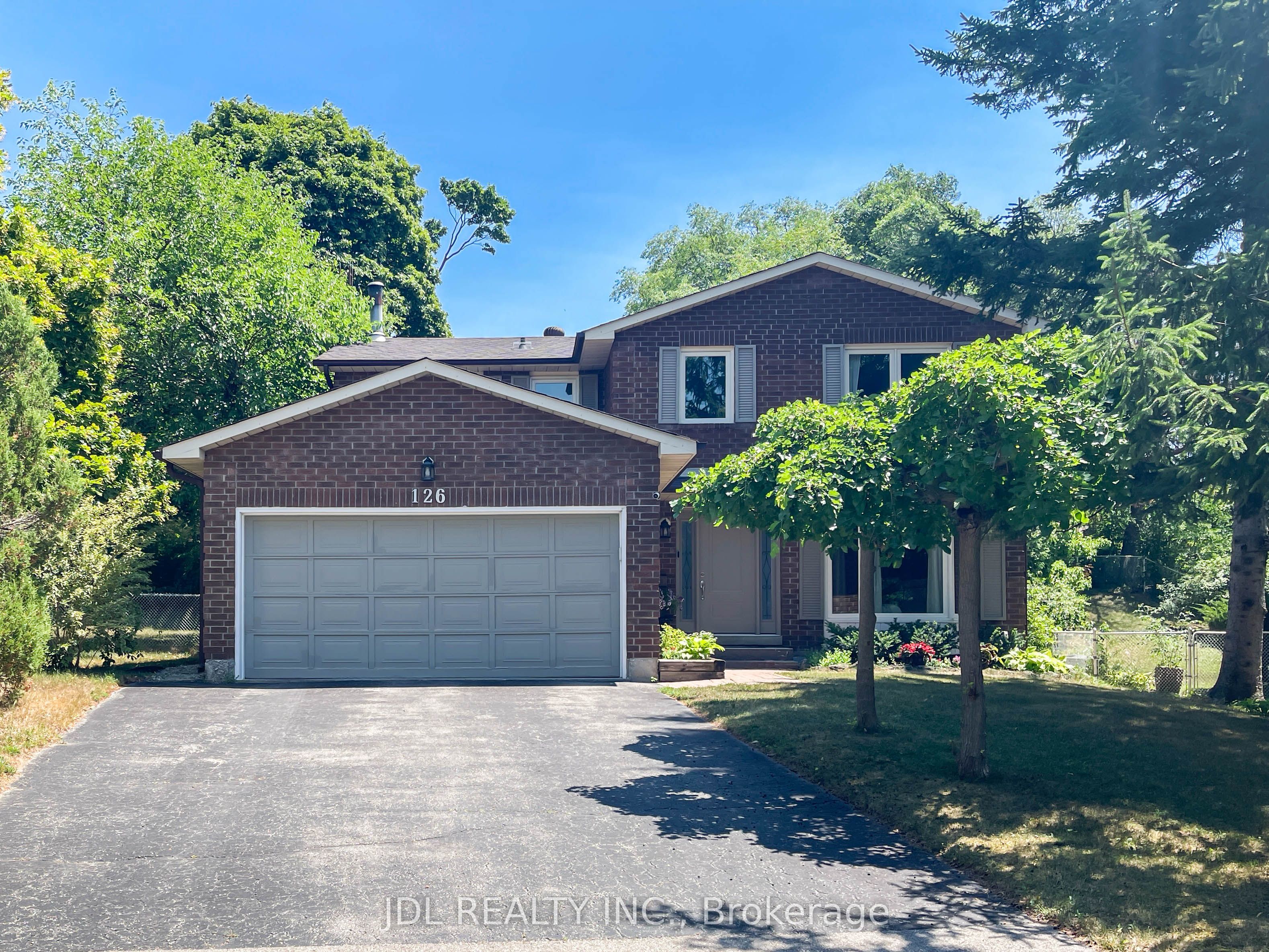 126 Weir Crescent Property Photo 1