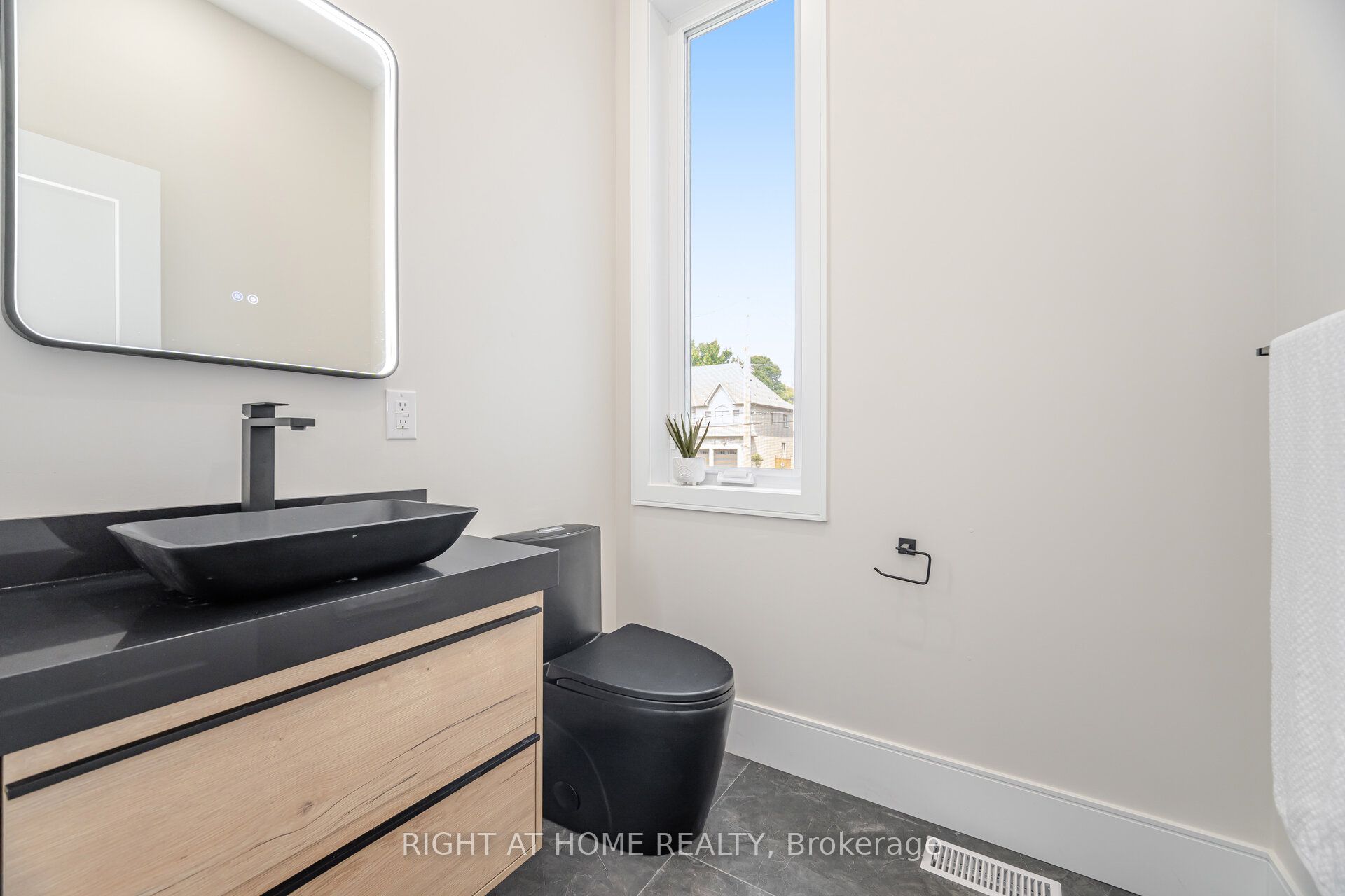 1984 Guild Road Property Photo 9