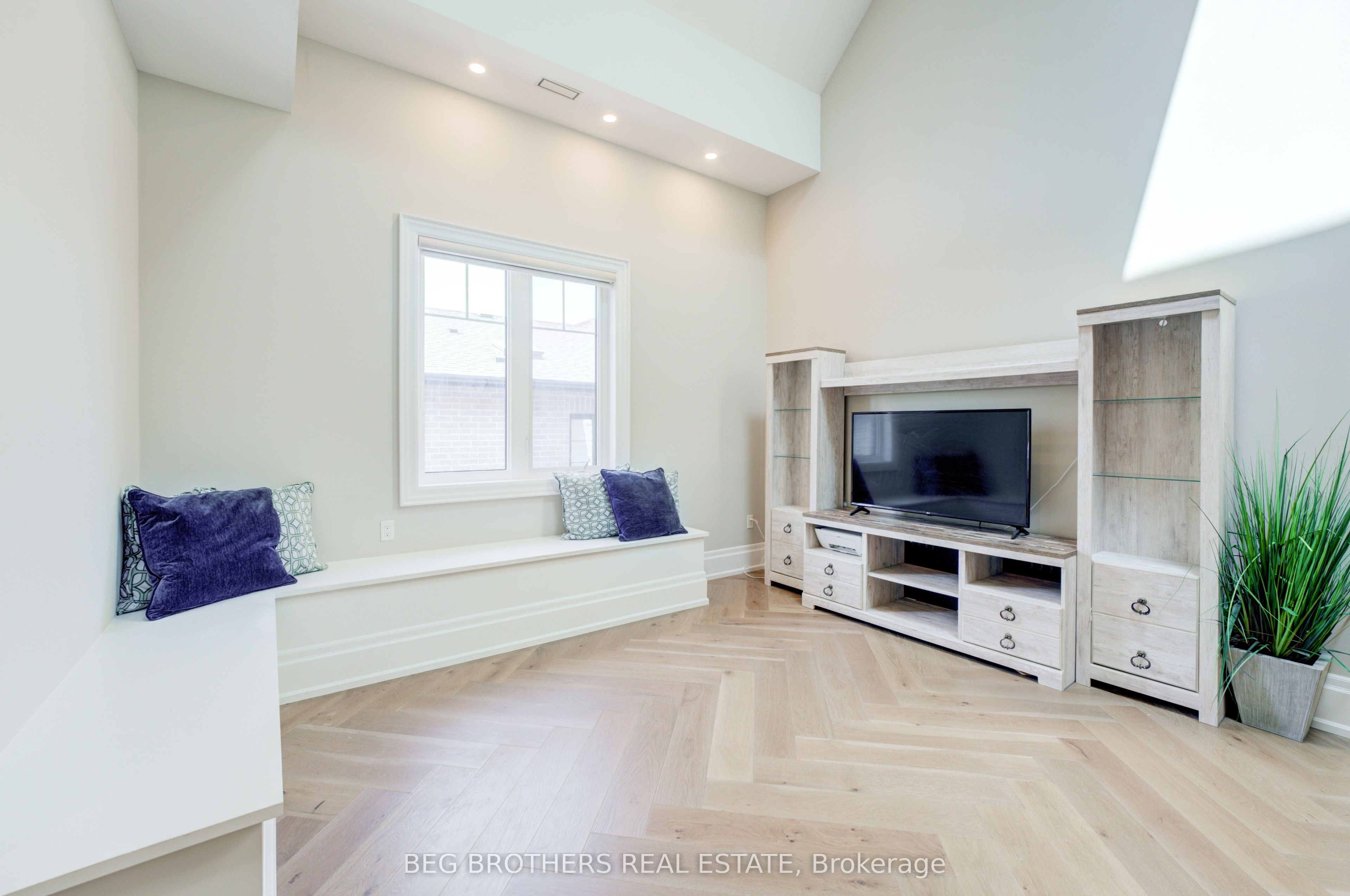 415 Sheppard Avenue Property Photo 25