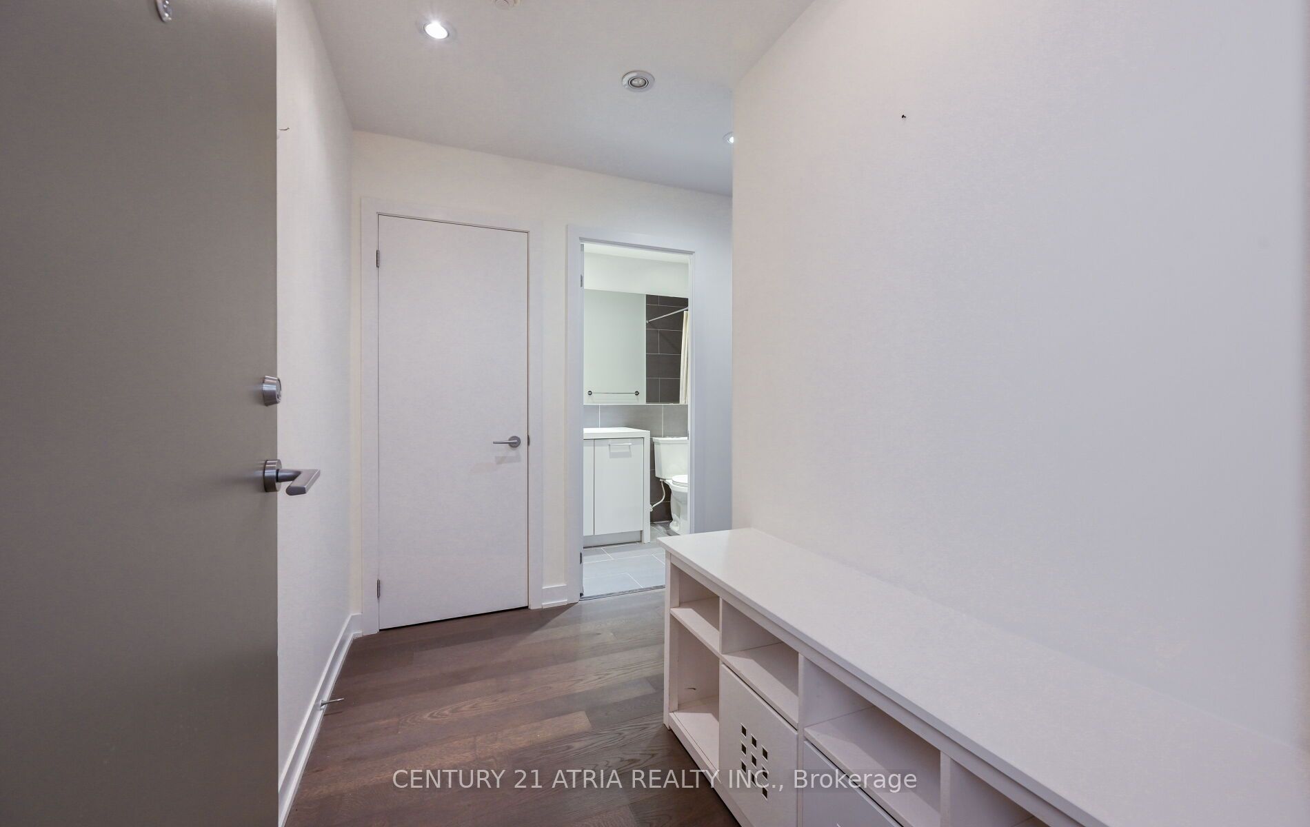 319 Carlaw Avenue 802 Property Photo 6