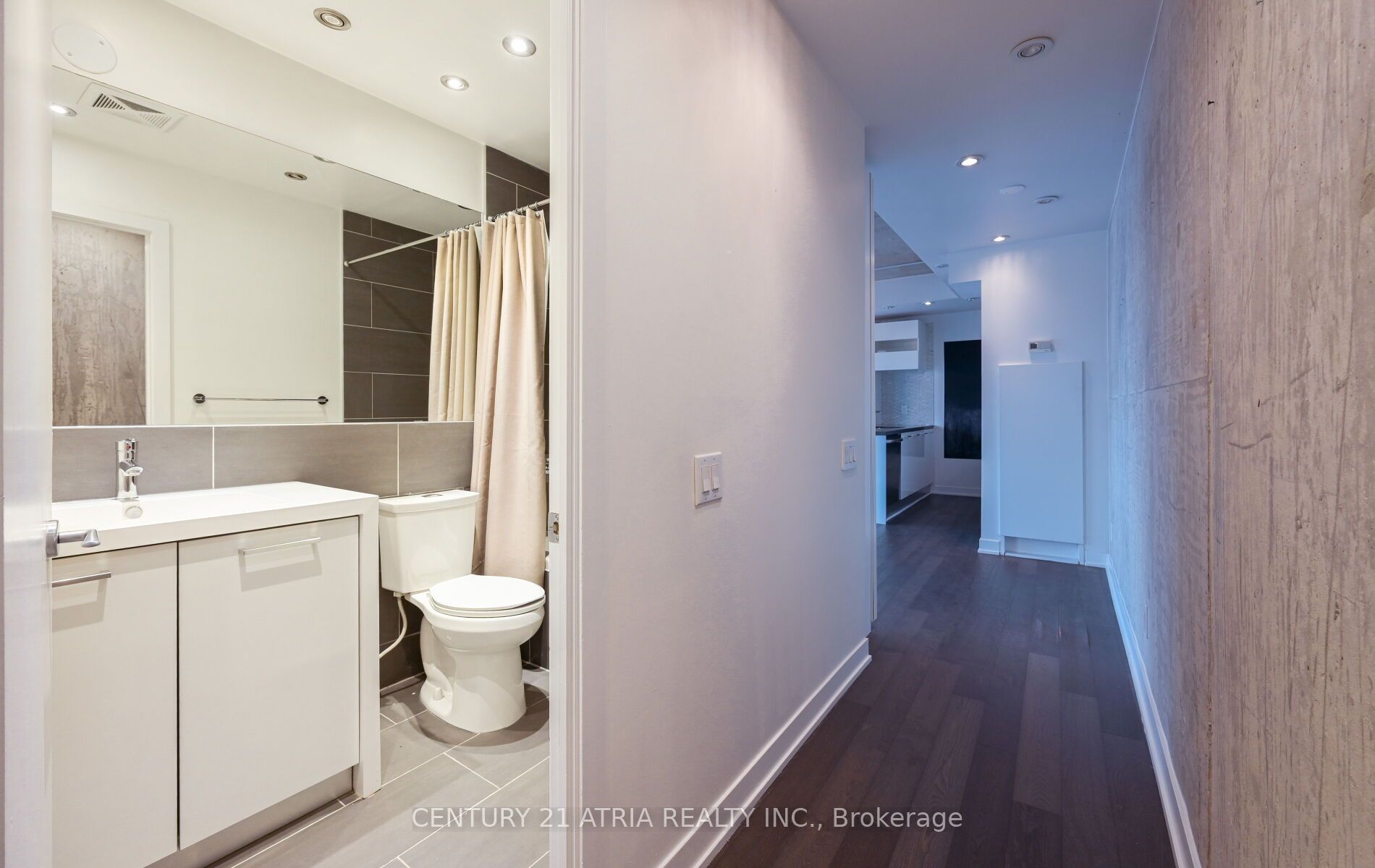 319 Carlaw Avenue 802 Property Photo 8