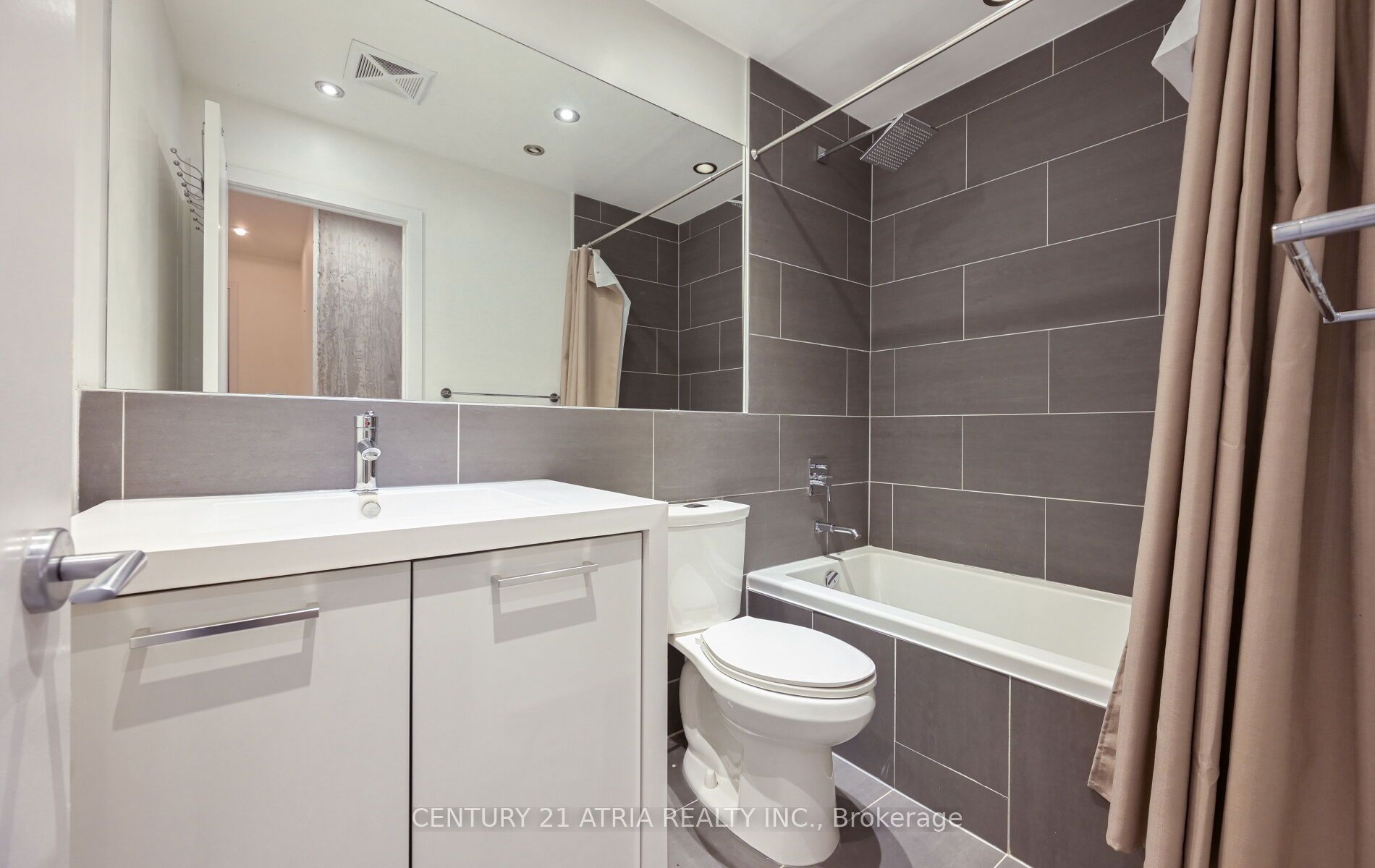 319 Carlaw Avenue 802 Property Photo 18