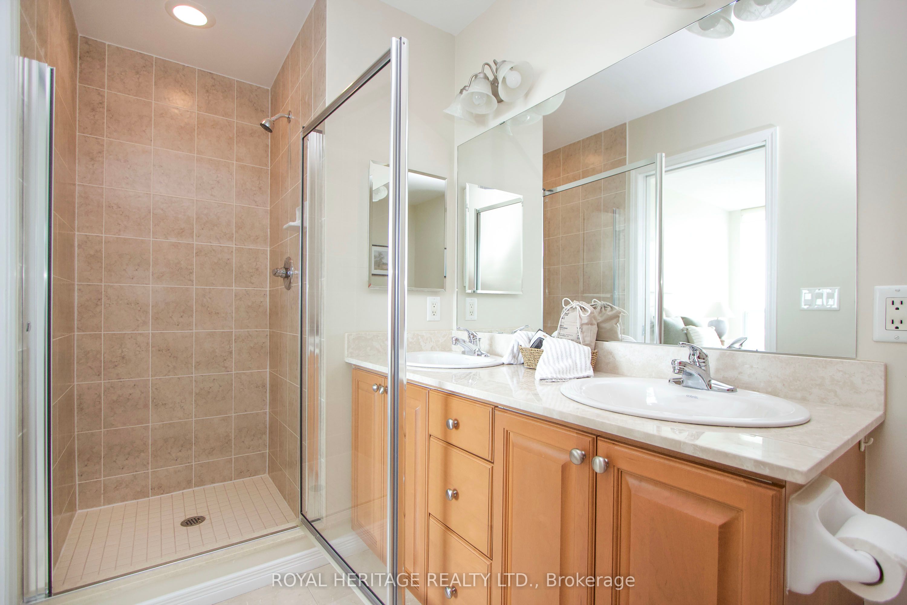 340 Watson St Street W 1209 Property Photo 17