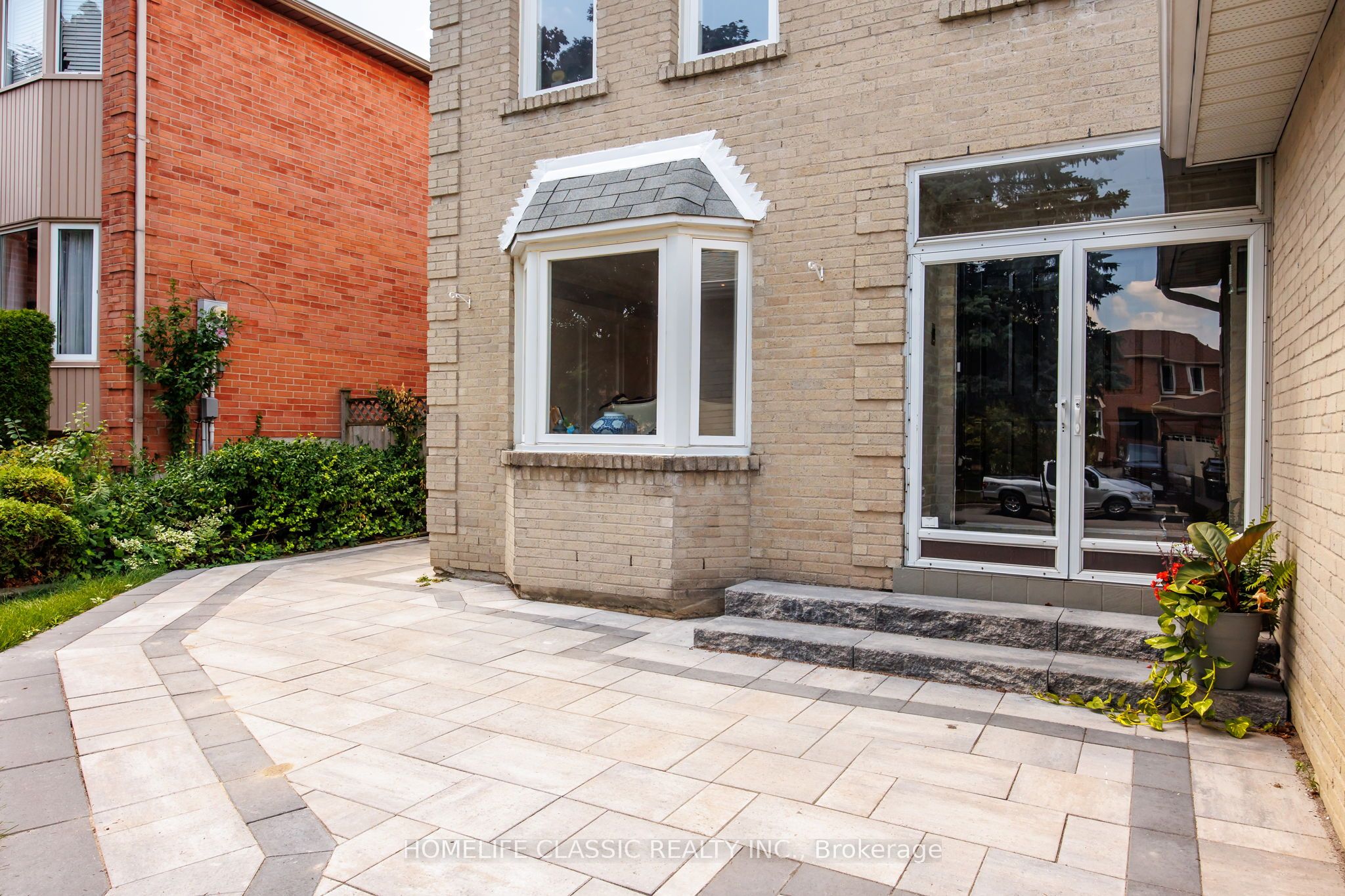 550 Dahlia Crescent Property Photo 2