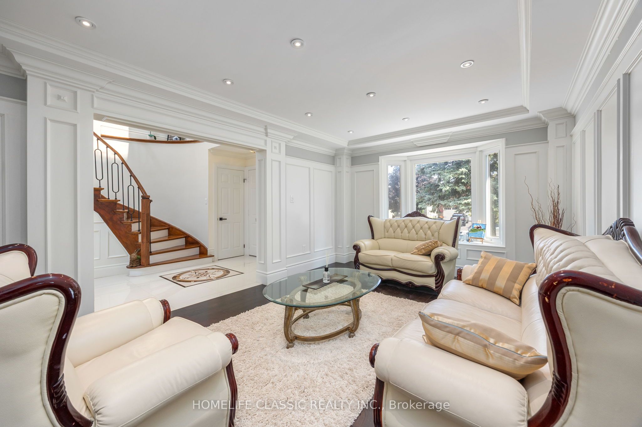 550 Dahlia Crescent Property Photo 3