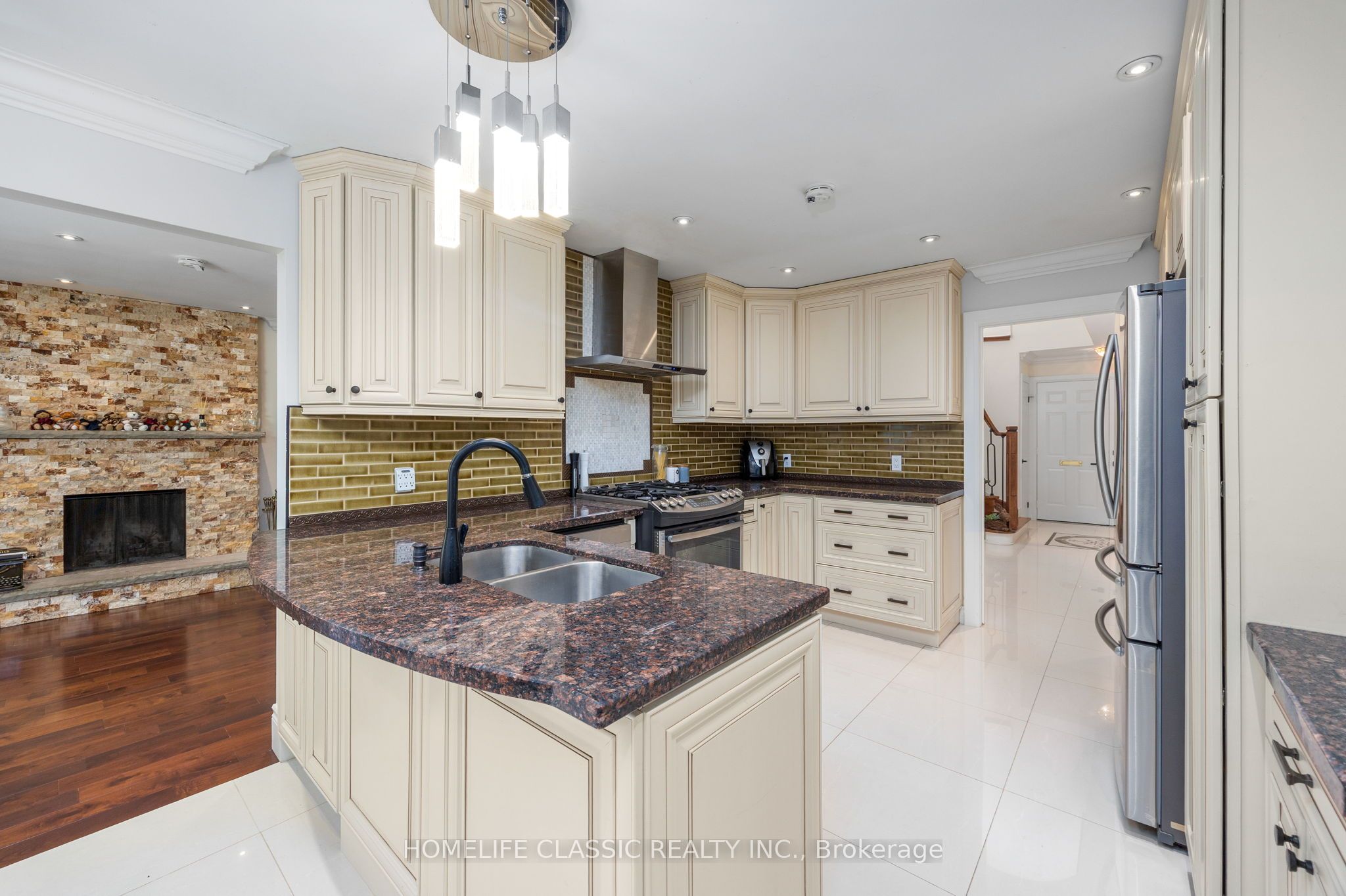 550 Dahlia Crescent Property Photo 7