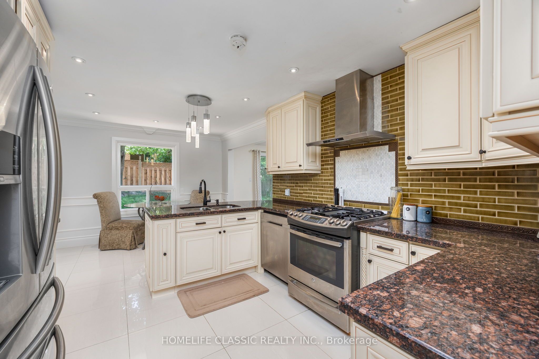 550 Dahlia Crescent Property Photo 8