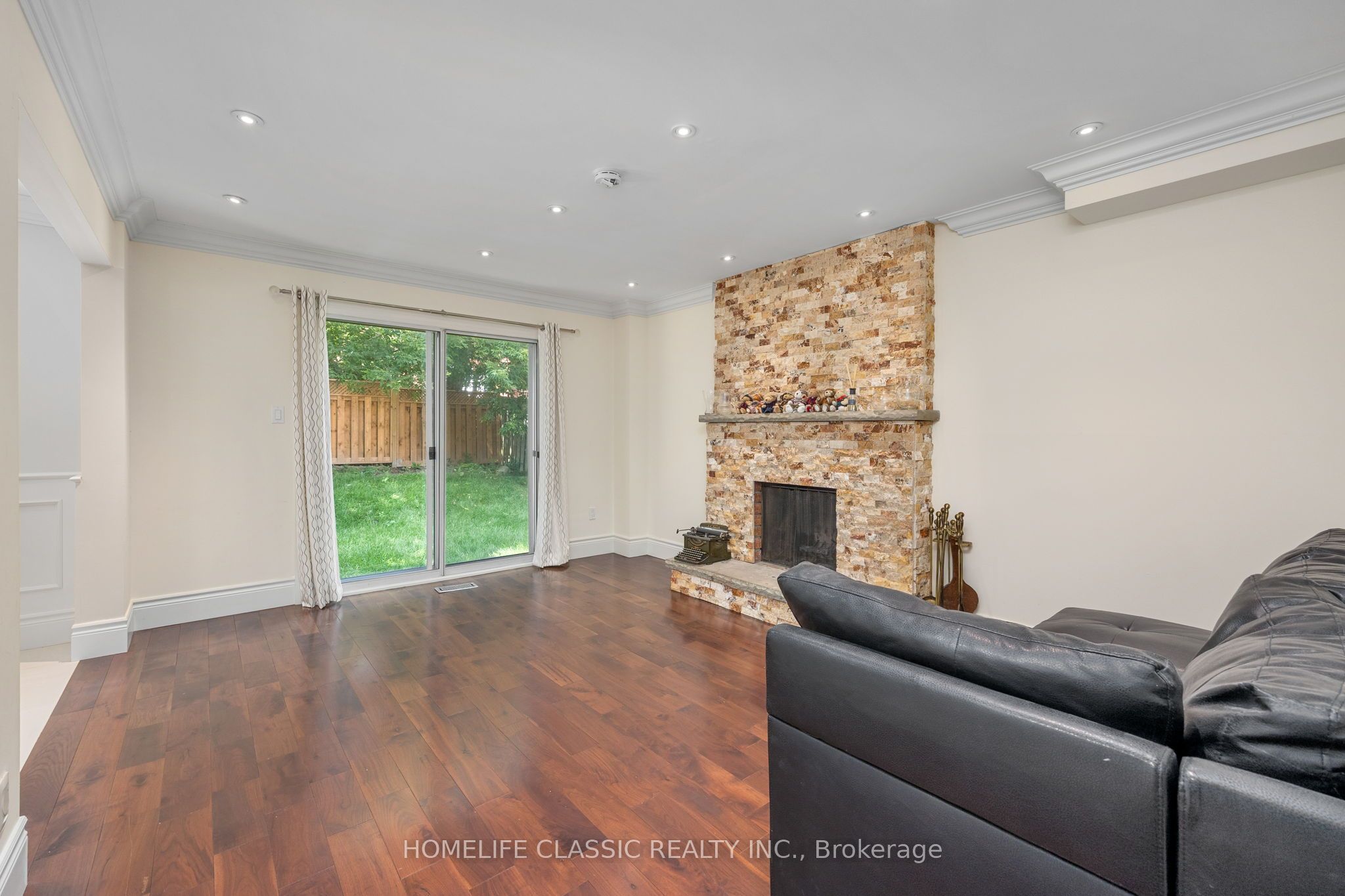 550 Dahlia Crescent Property Photo 11