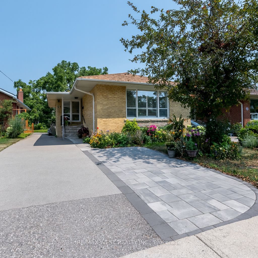 54 Medley Crescent Property Photo 1
