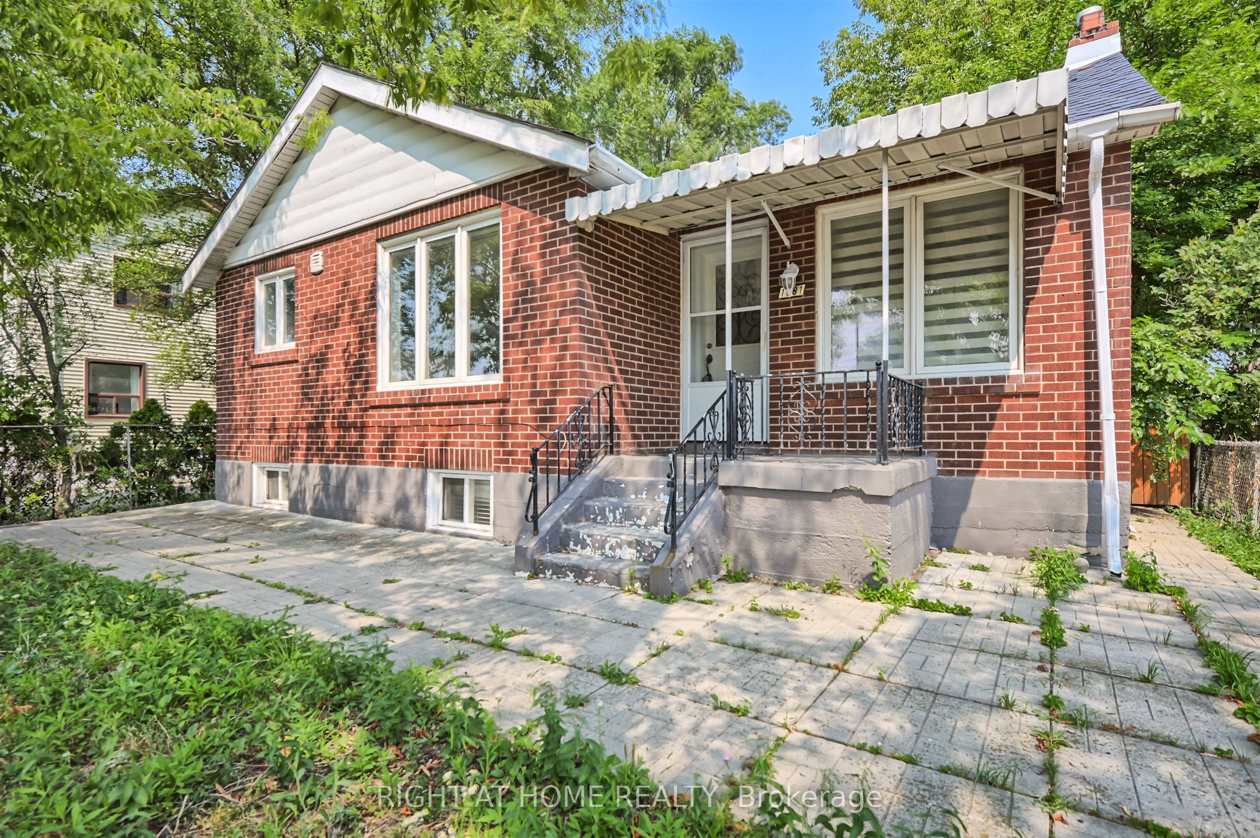 1081 Victoria Park Avenue Property Photo 1