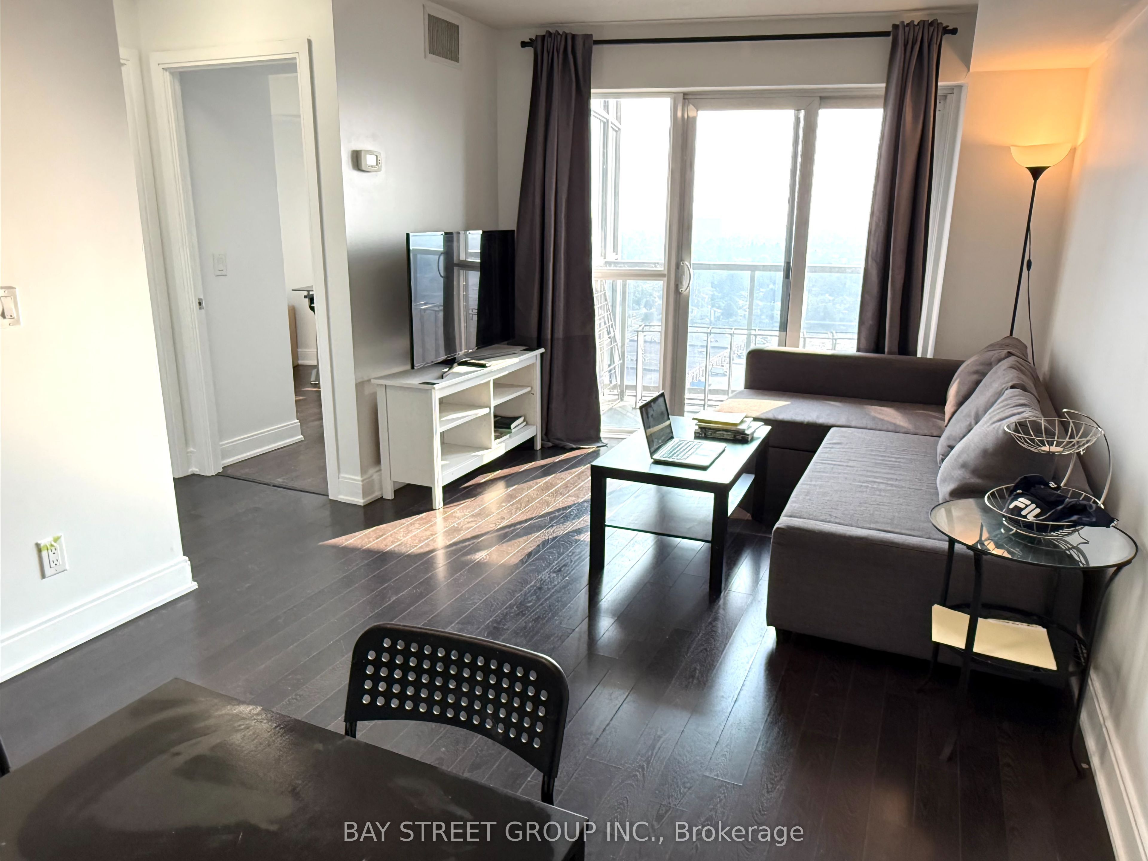 135 Village Green Sq N/a 2325 Property Photo 2