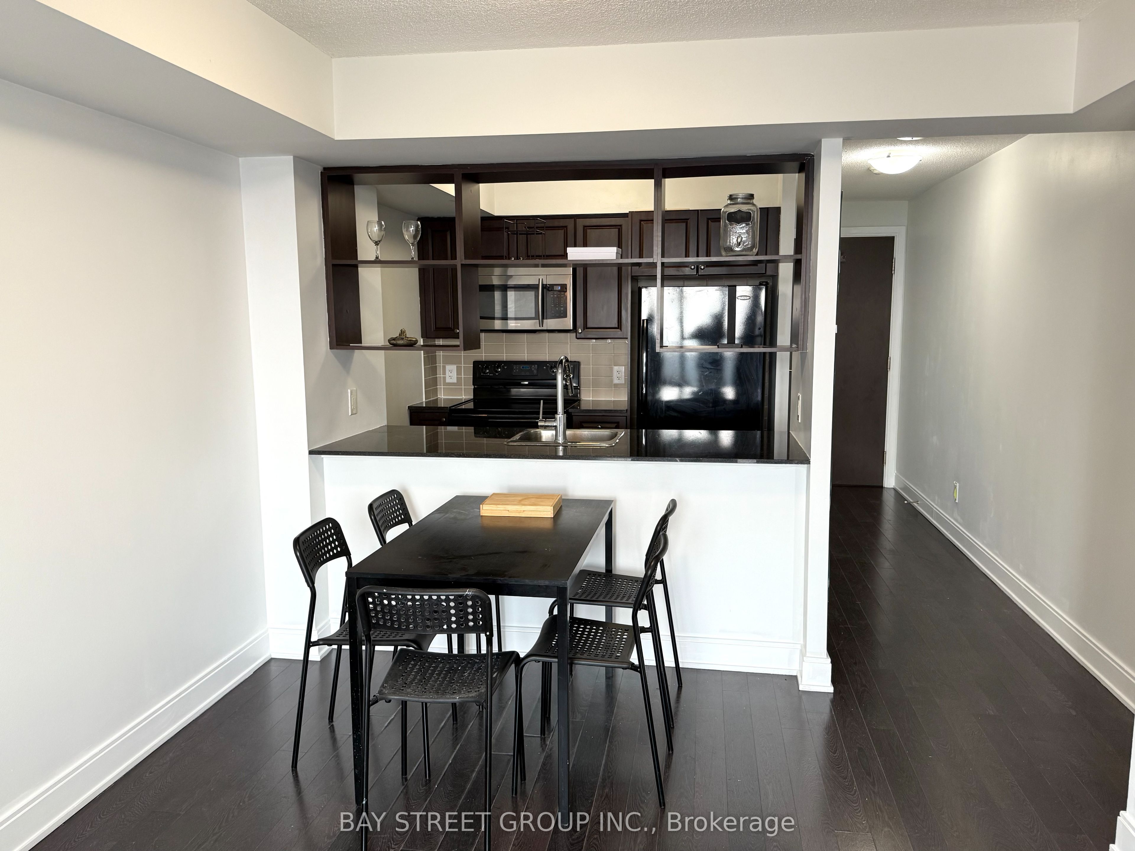 135 Village Green Sq N/a 2325 Property Photo 4