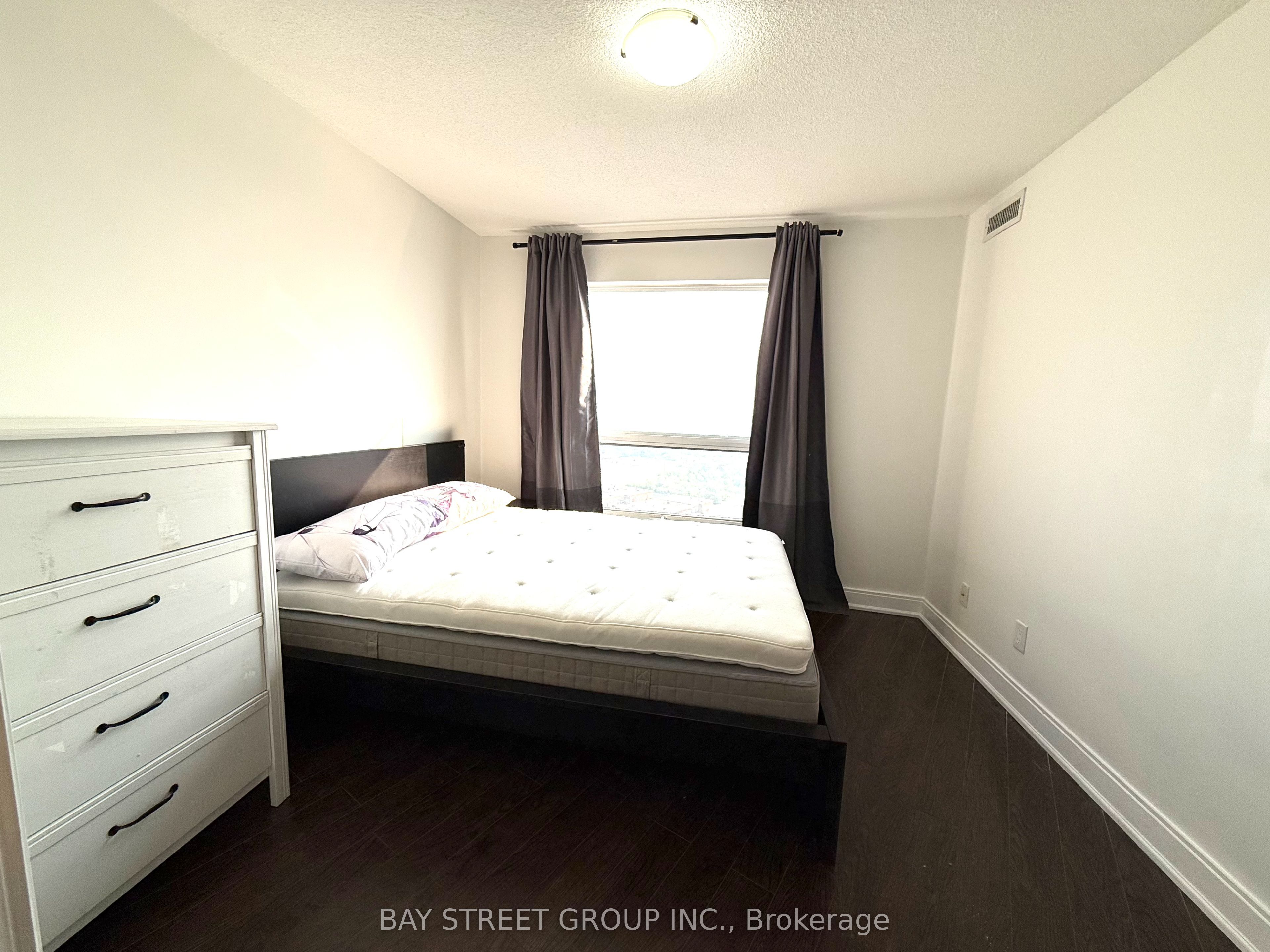 135 Village Green Sq N/a 2325 Property Photo 6