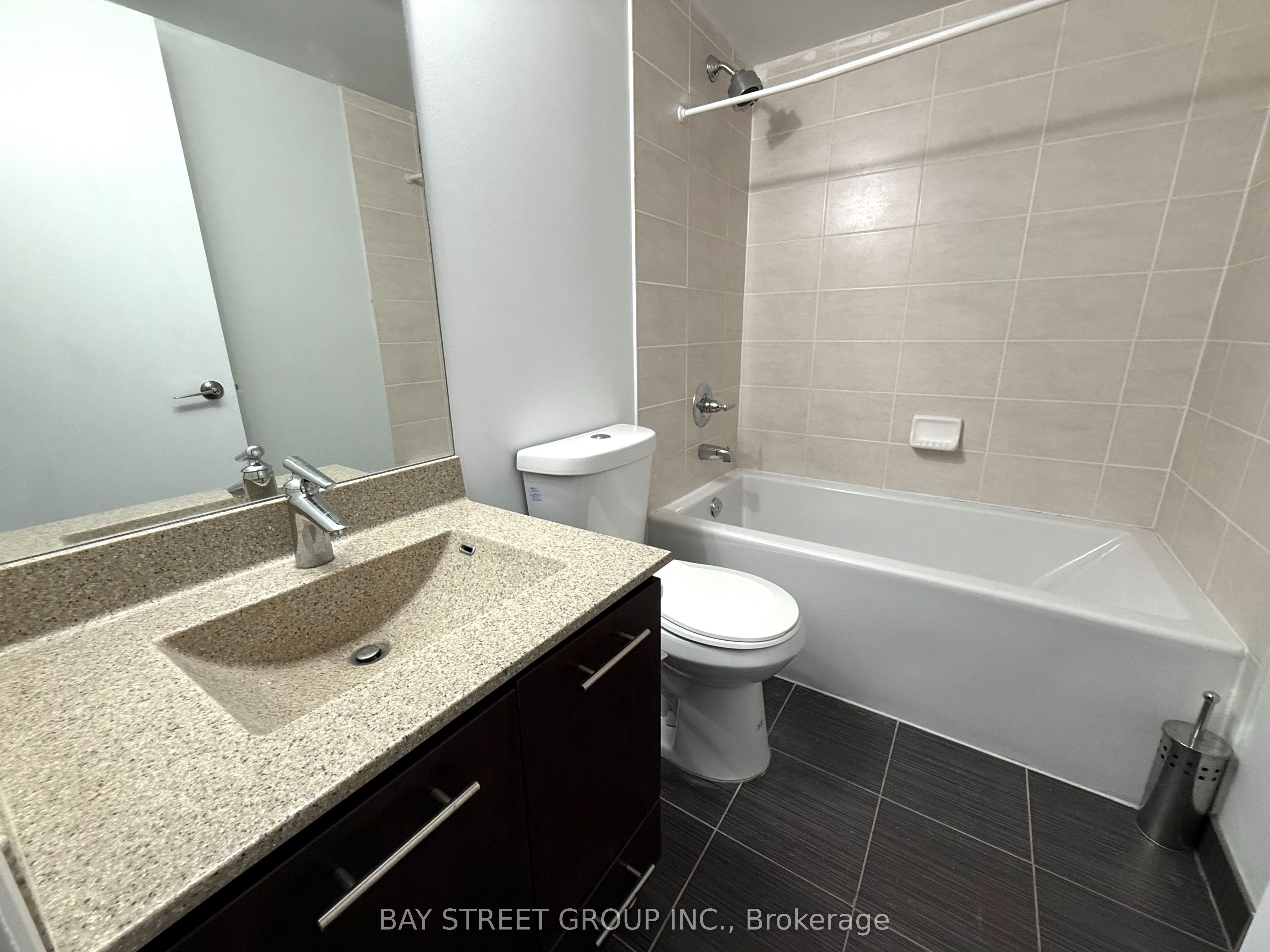 135 Village Green Sq N/a 2325 Property Photo 8