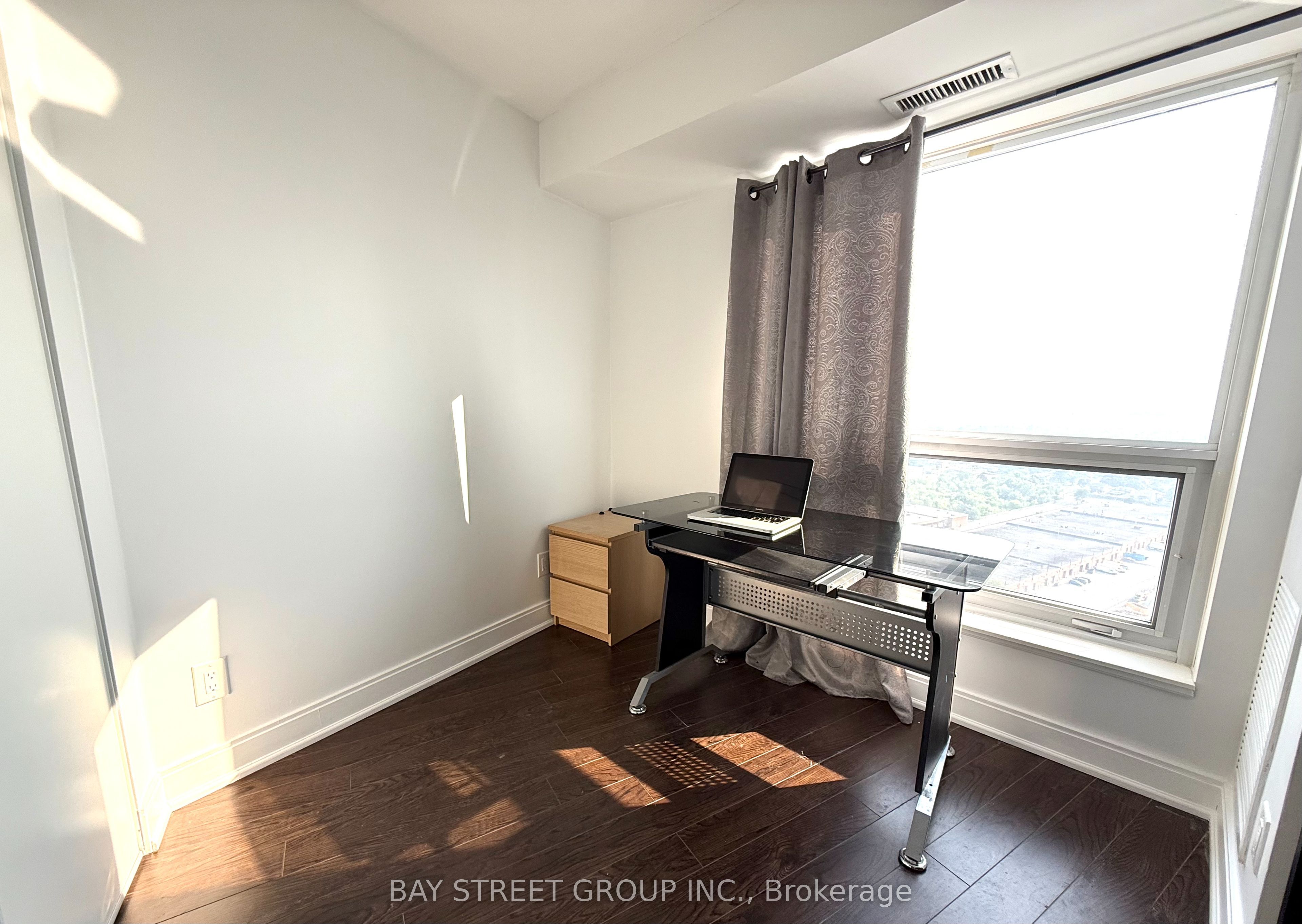 135 Village Green Sq N/a 2325 Property Photo 9