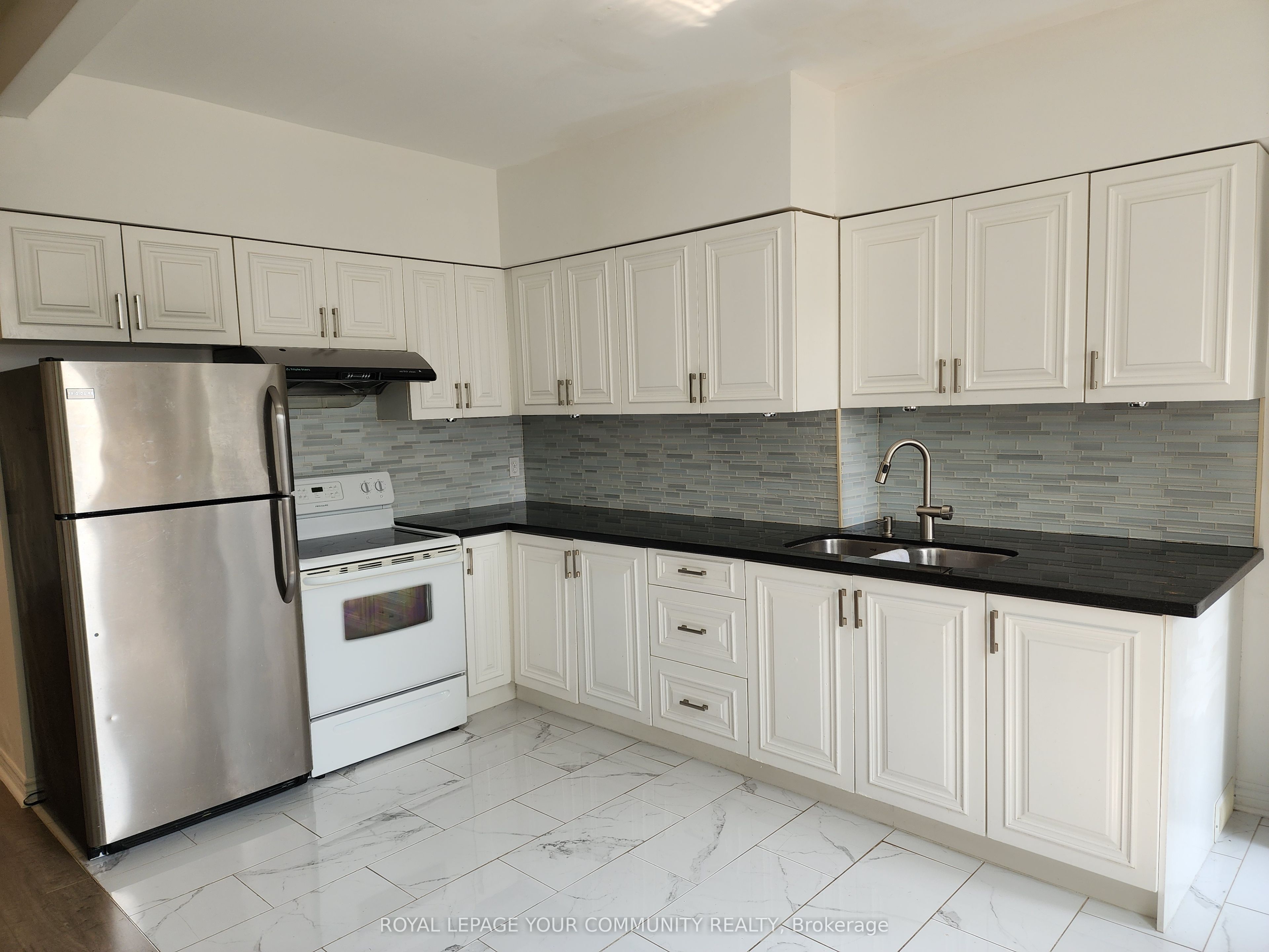 1075 Gerrard Street E Upper Floor Property Photo 2